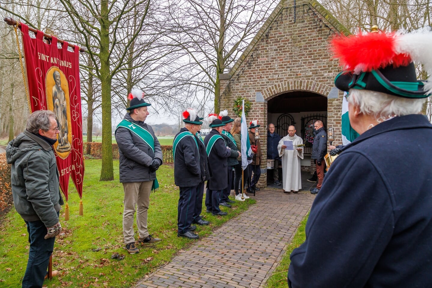 Bij de veldkapel op de Maai in de buurtschap Kasteren wordt jaarlijks Sint-Antonius Abt geëerd. Onder meer door het loslaten van witte duiven.