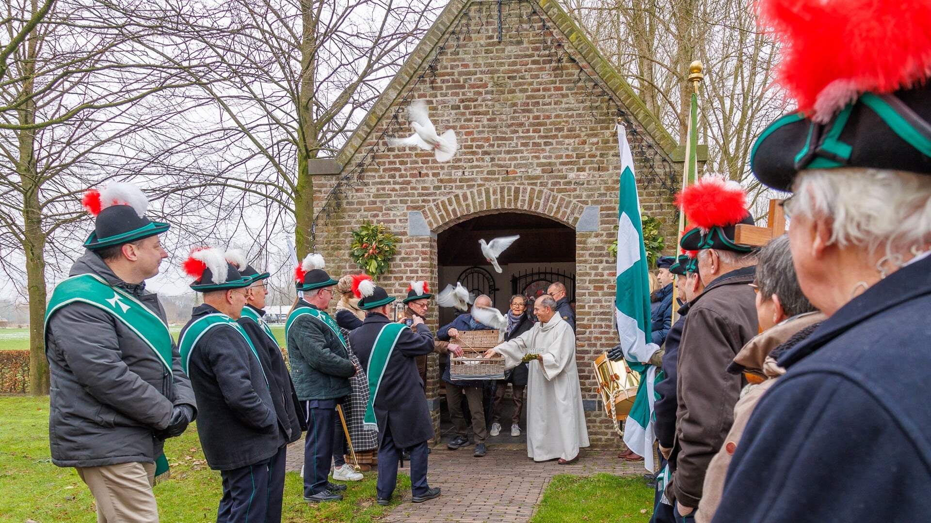 Bij de veldkapel op de Maai in de buurtschap Kasteren wordt jaarlijks Sint-Antonius Abt geëerd. Onder meer door het loslaten van witte duiven.