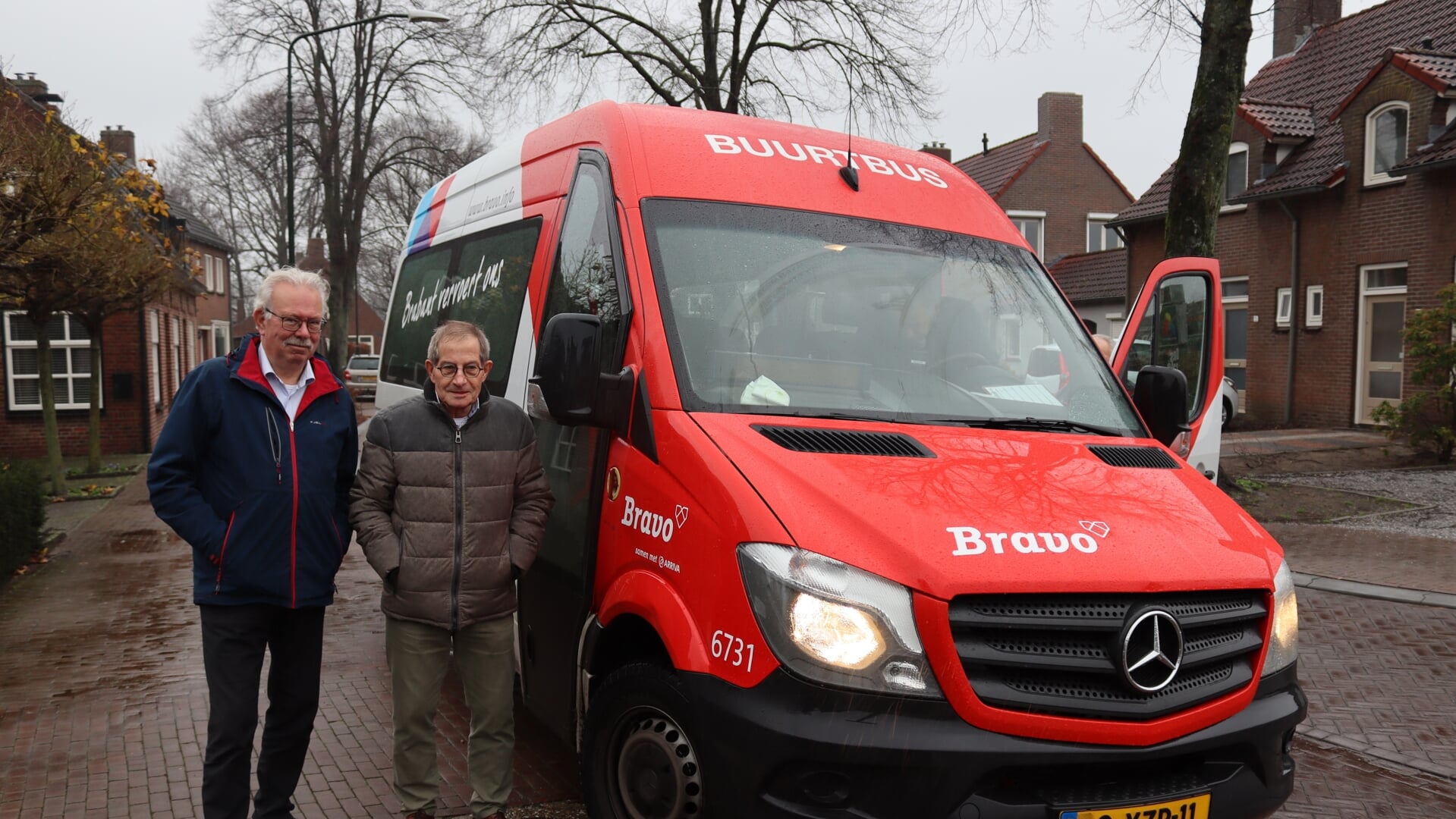 Chauffeurs Tiny van Houtum (links) en Carlo Vlassak bij Buurtbus 203. Zij zijn twee van de 22 vrijwilligers van de vereniging die het vervoer verzorgt. Vrijdag mocht de buurtbus zijn 600.000e passagier verwelkomen.