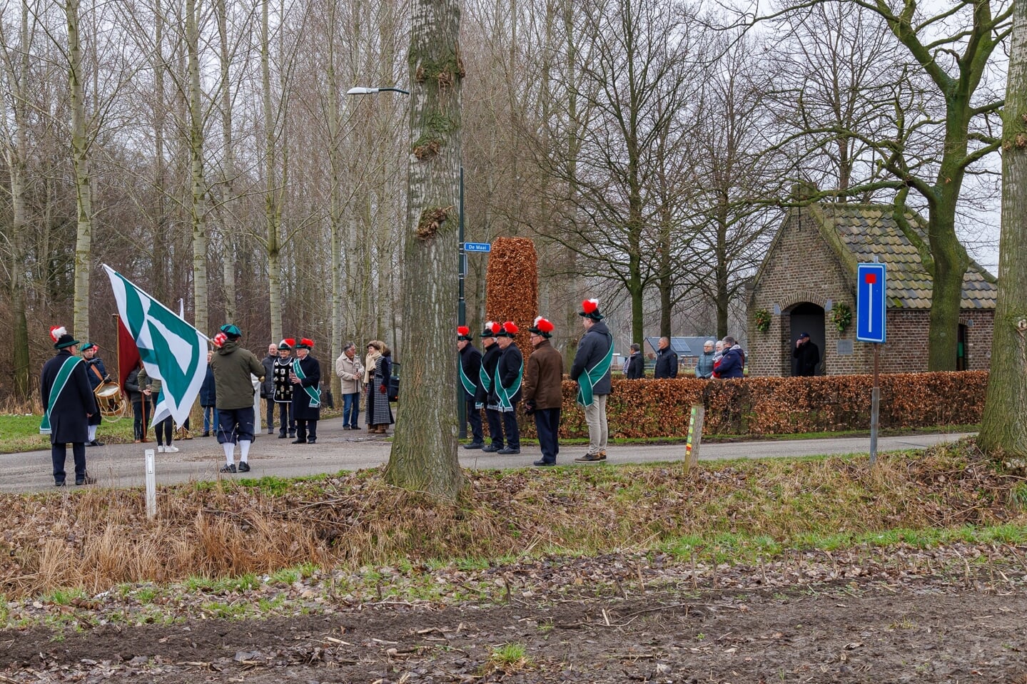 Bij de veldkapel op de Maai in de buurtschap Kasteren werd zondagochtend de heilige Sint-Antonius-Abt geëerd. Onder meer door het loslaten van witte duiven.