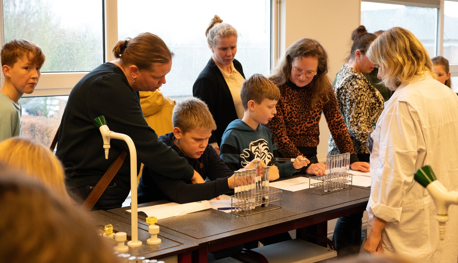Proeven, zien, horen, voelen: basisschoolkinderen maken kennis met het Jacob-Roelandslyceum tijdens de groots opgezette open dag.