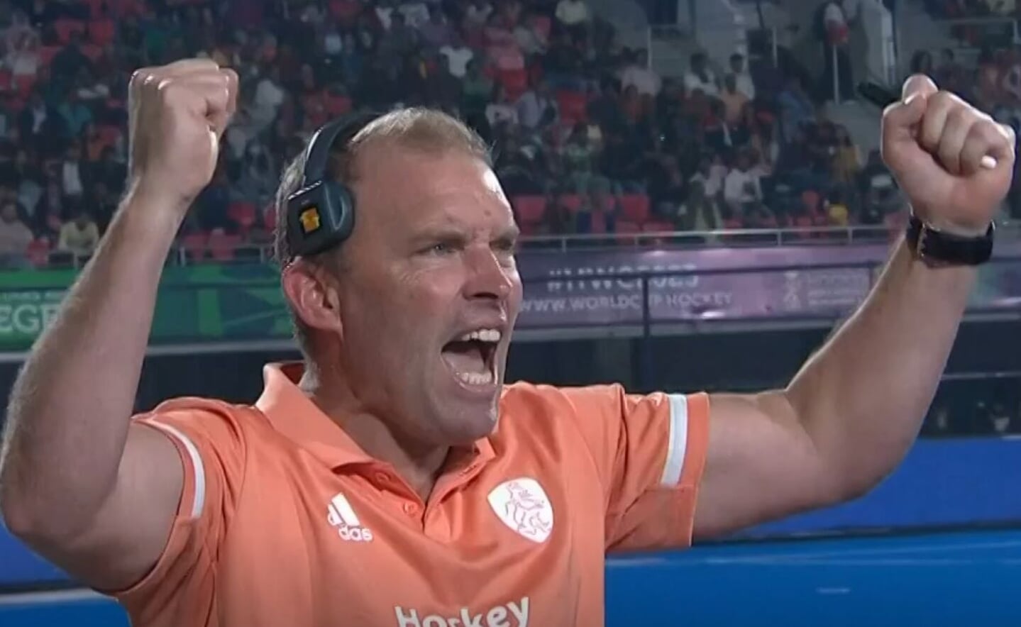 Hoofdcoach Jeroen Delmee juicht na het eerst doelpunt van zijn oranje hockeyteam in de kwartfinale tegen Zuid-Korea. 