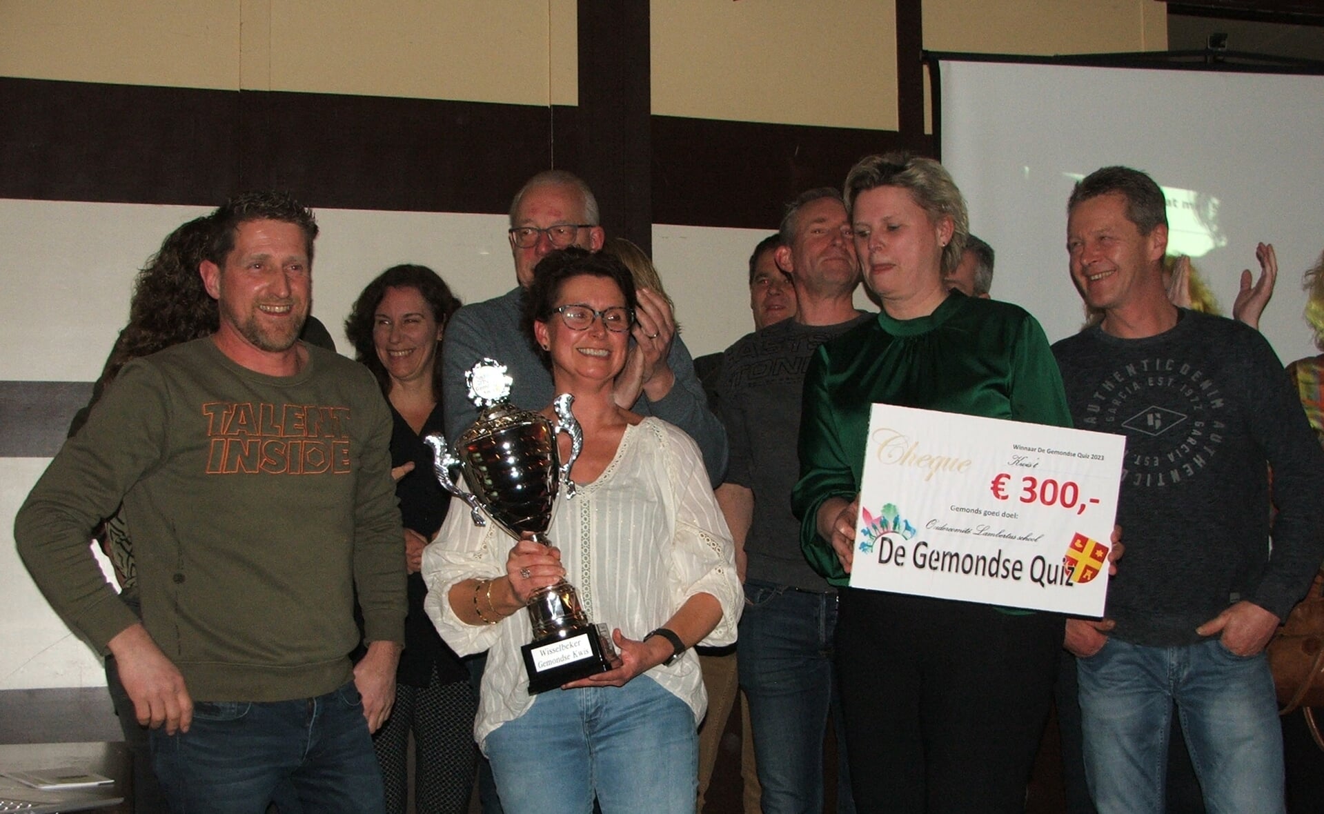 Het team Kwis 't won de Gemondse Quiz en schonk zijn geldprijs aan het oudercomité van de Sint-Lambertusschool.