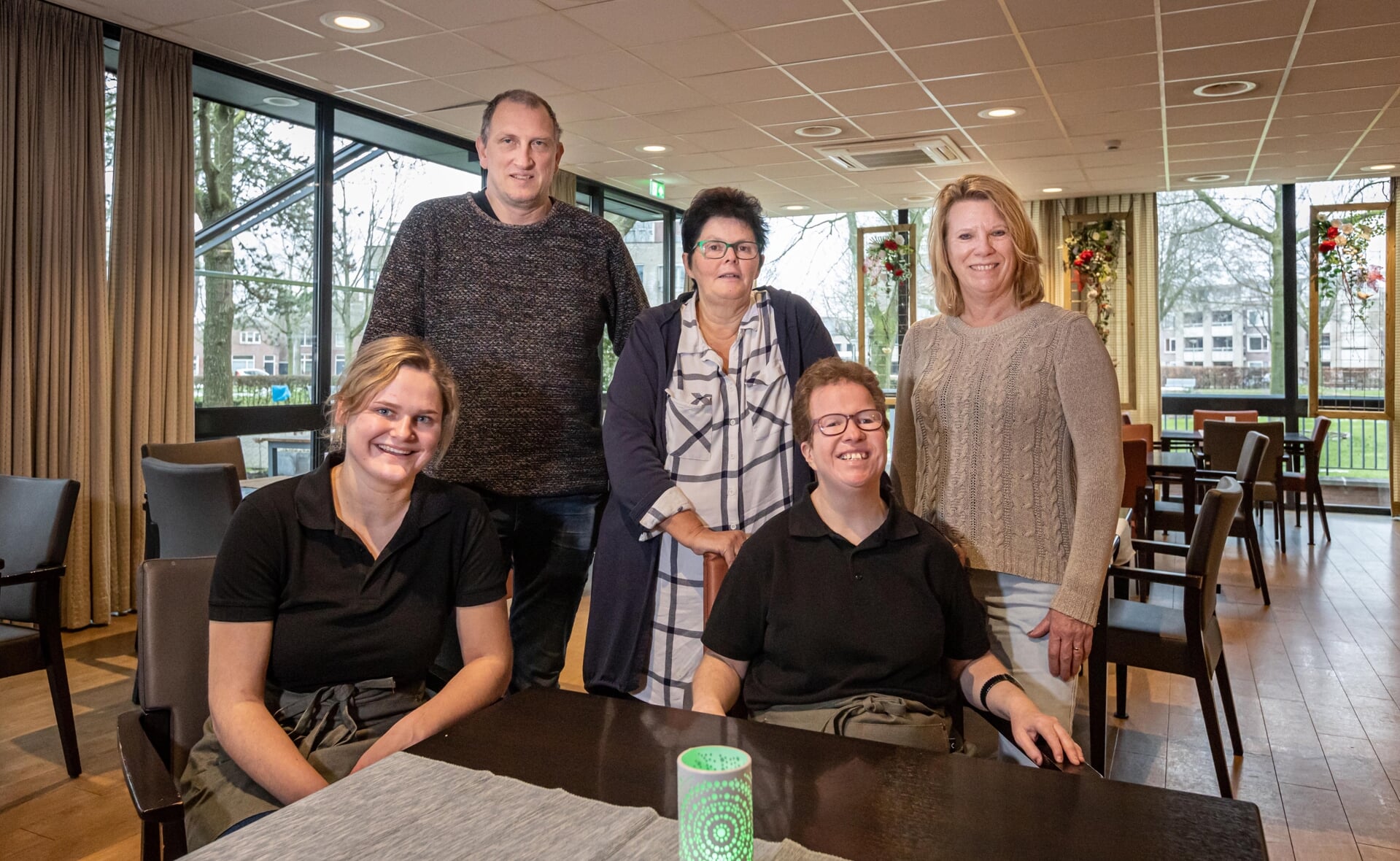 Achter van links naar rechts: Raymond van den Broek, stichtingsdirecteur Janny van de Sande en Hetty van der Velden. Voor: medewerkers Fleur van Oirschot en Monique van Boxtel. 