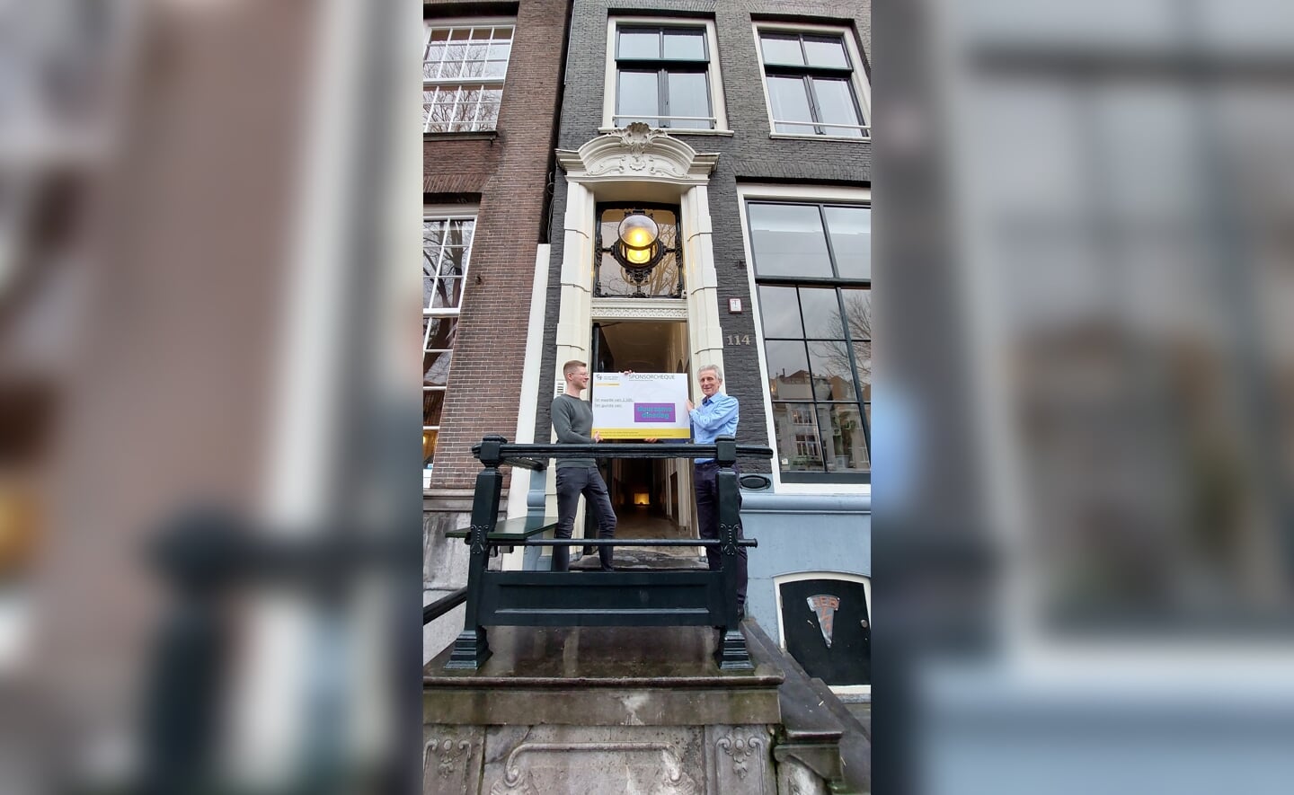 Sander van Kasteren (links) van het Boxtelse bedrijf Van der Velden Rioleringsbeheer overhandigde vorige week een cheque aan het initiatief Duurzame Dinsdag.