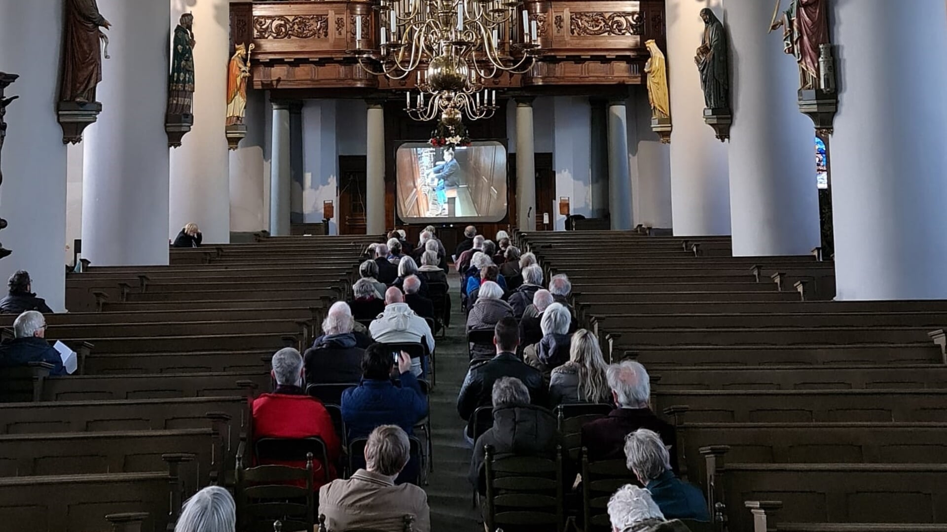 Ook tijdens concerten houden luisteraars hun jas aan.