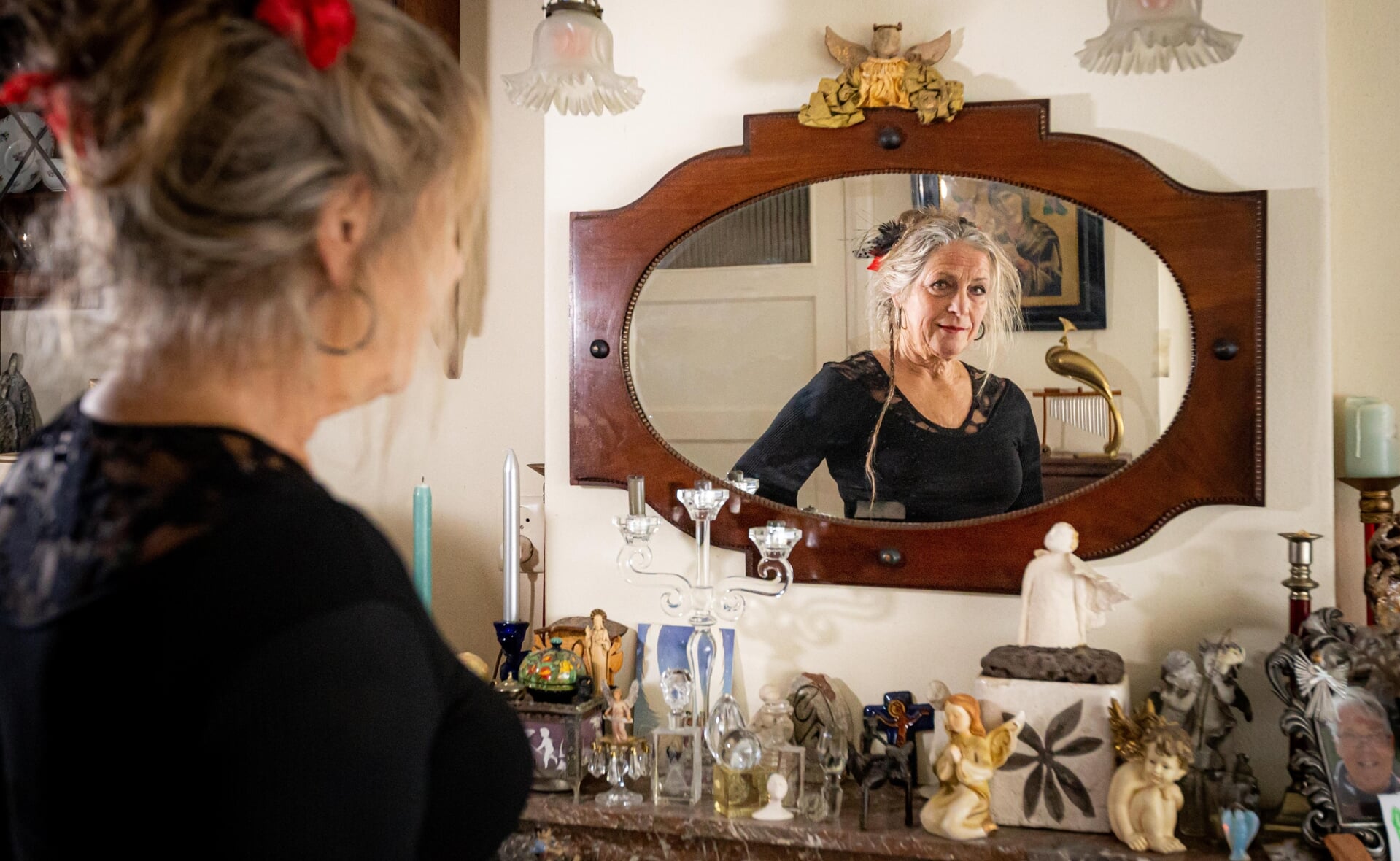 Marianne Hol kijkt in een spiegel die nog van haar oma Wilhelmina is geweest.