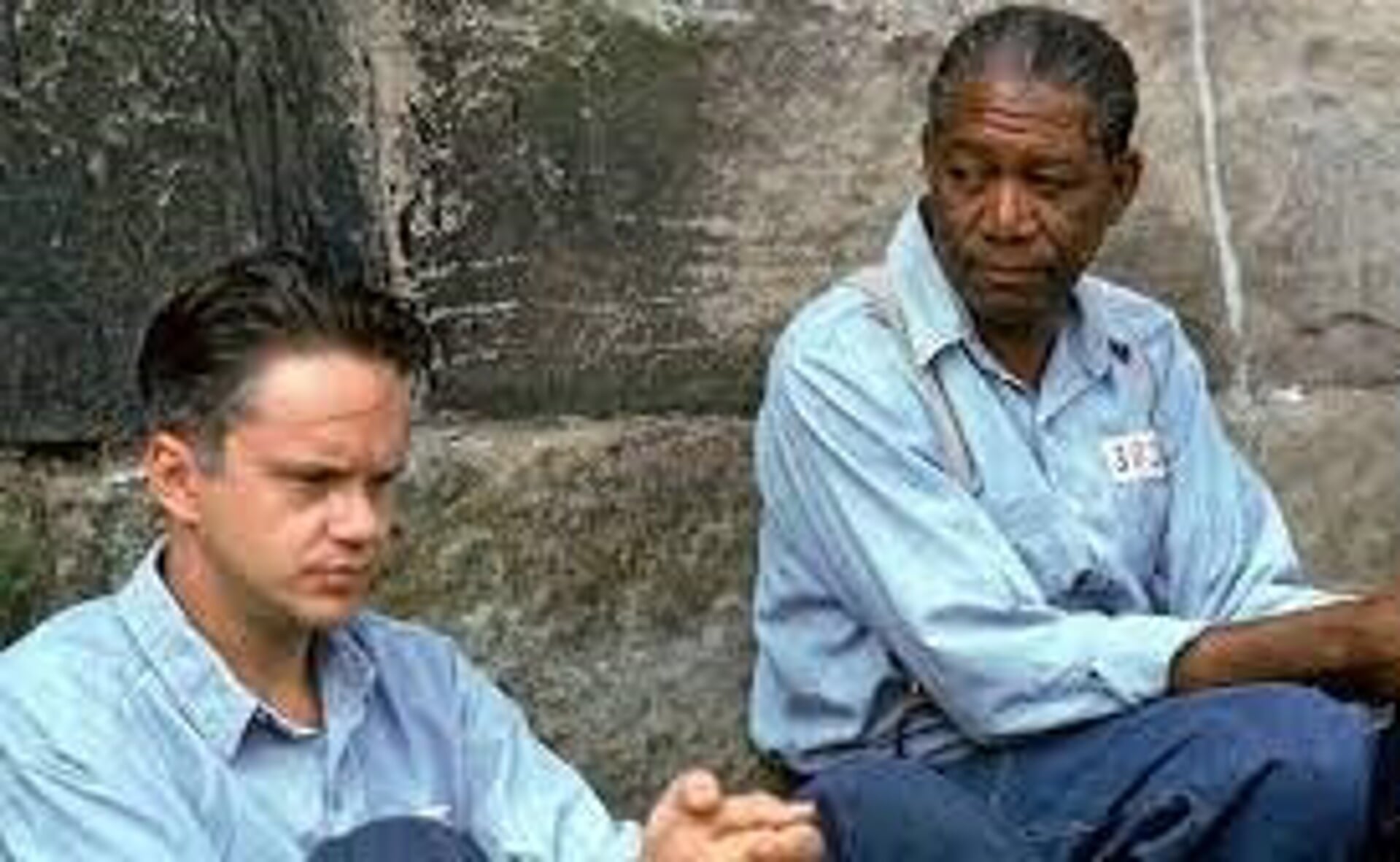 Tim Robbins (links) en Morgan Freeman geven elkaar volgens FilmScopiaBoxtel excellent tegenspel in 'The Shawshank Redemption'.