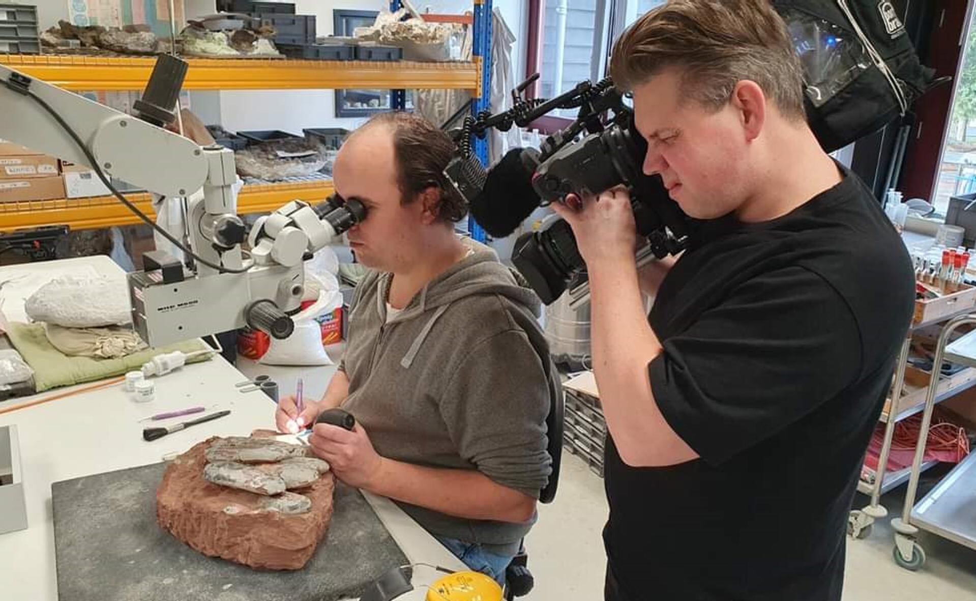 Filmploegen van onder andere NOS, SBS en Omroep Brabant waren bij het Oertijdmuseum voor zijn fossiele eieren.