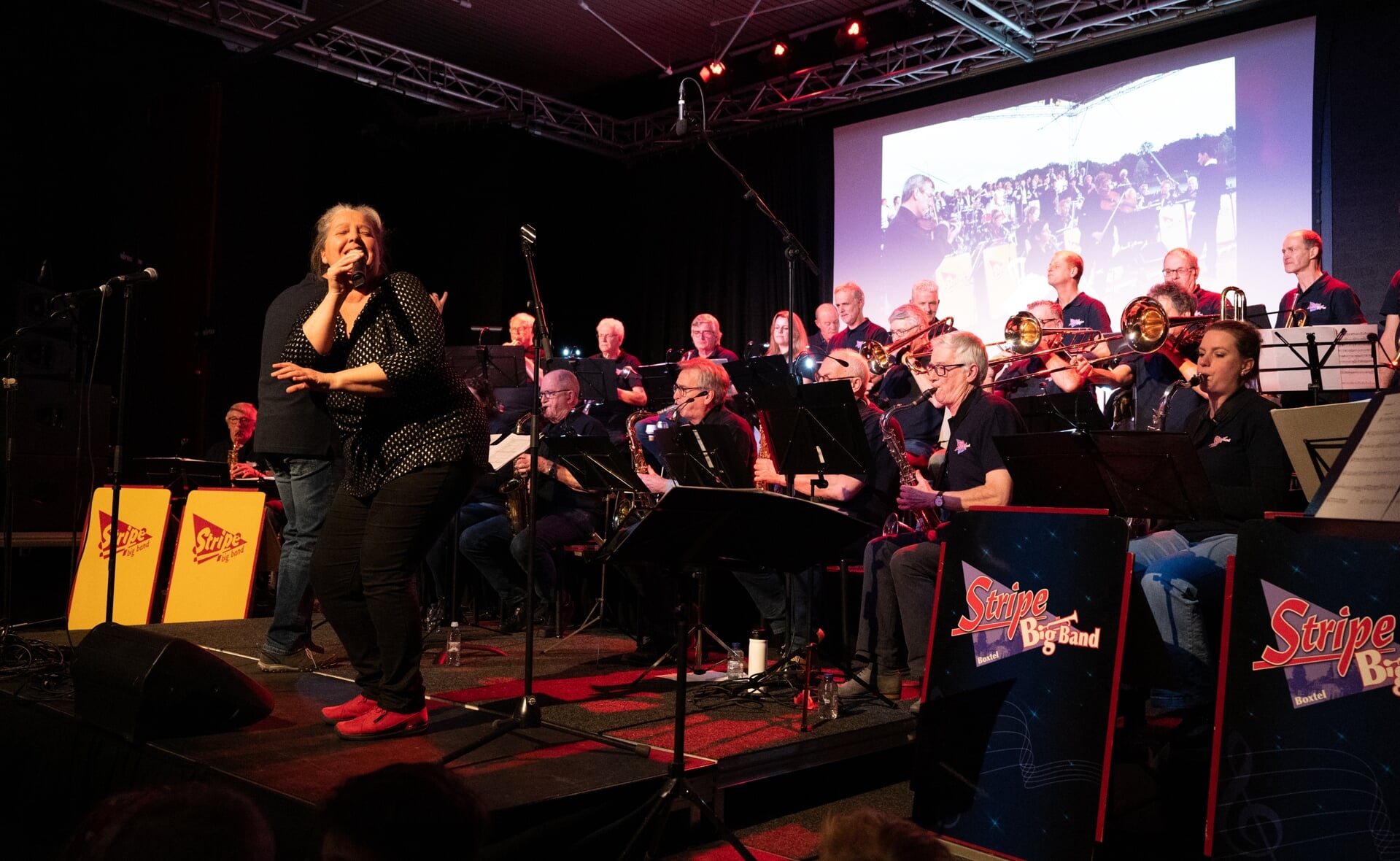 Podium Boxtel was zaterdag helemaal gevuld voor het laatste optreden van de Stripe Big Band, die na 38 jaar ophoudt te bestaan.