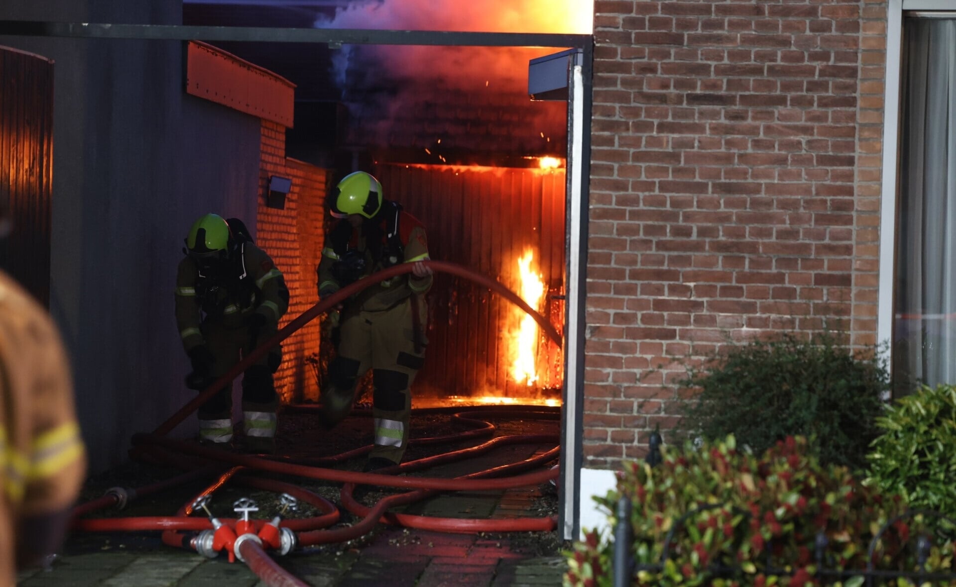 De brandweer is bezig de garage in de Prins Hendrikstraat te blussen.