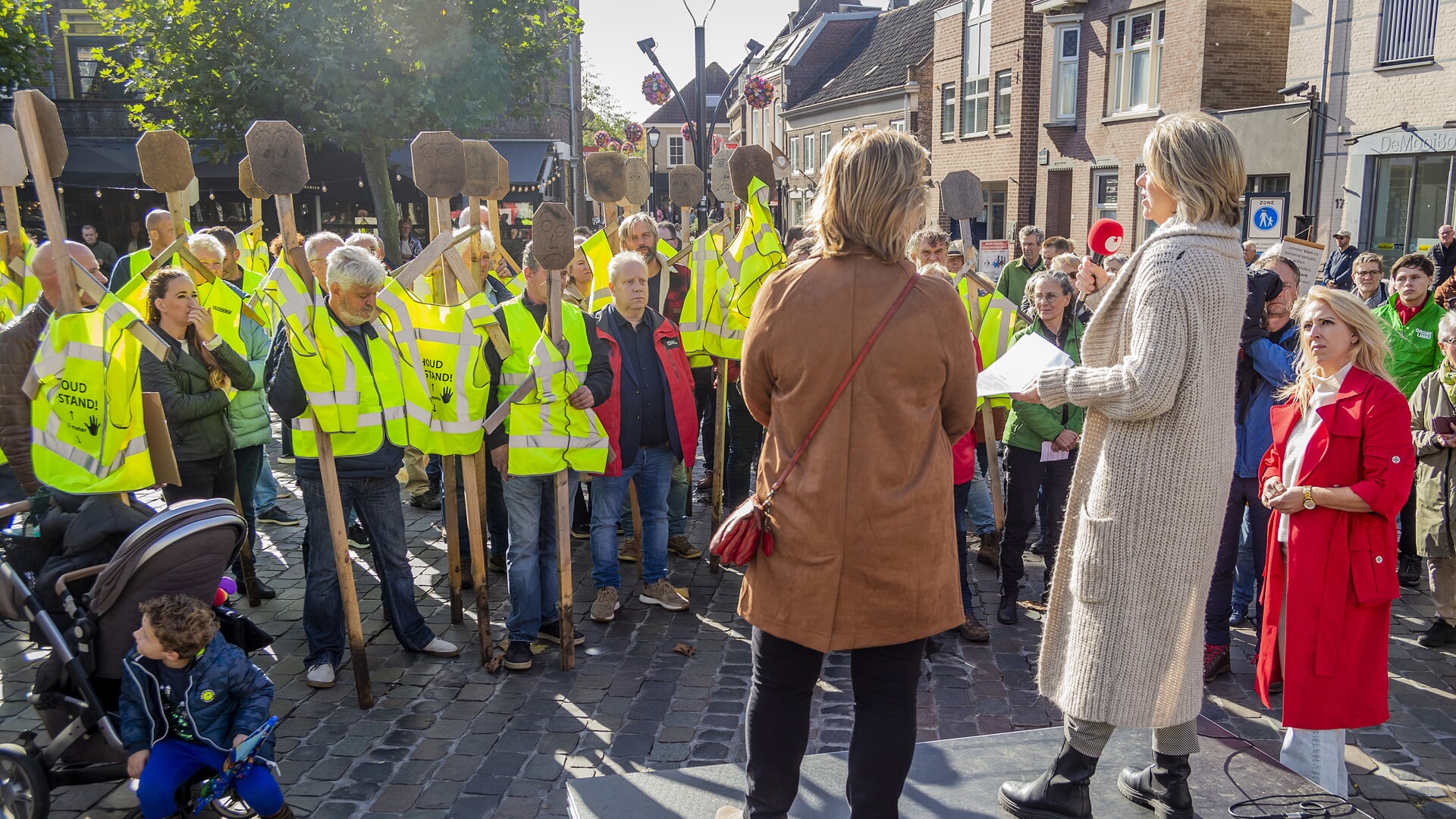 Bewoners van de Liempdse buurtschap Vrilkhoven hielden afgelopen oktober een kleinschalig protest op de Markt in Boxtel tegen de komst van 400 arbeidsmigranten in hun buurt. Daarop kwamen ook lokale en landelijke politici af.  