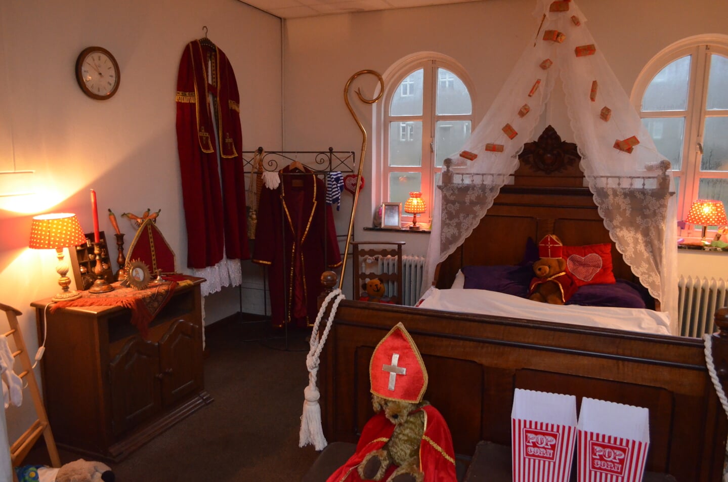 Leerlingen van de Sint-Petrusschool mochten vorige week op bezoek bij Sinterklaas in kasteel Stapelen. Daar kregen ze ook les in pepernoten bakken en cadeautjes in pakken. En natuurlijk een rondleiding door de vertrekken van de goedheiligman zelf.