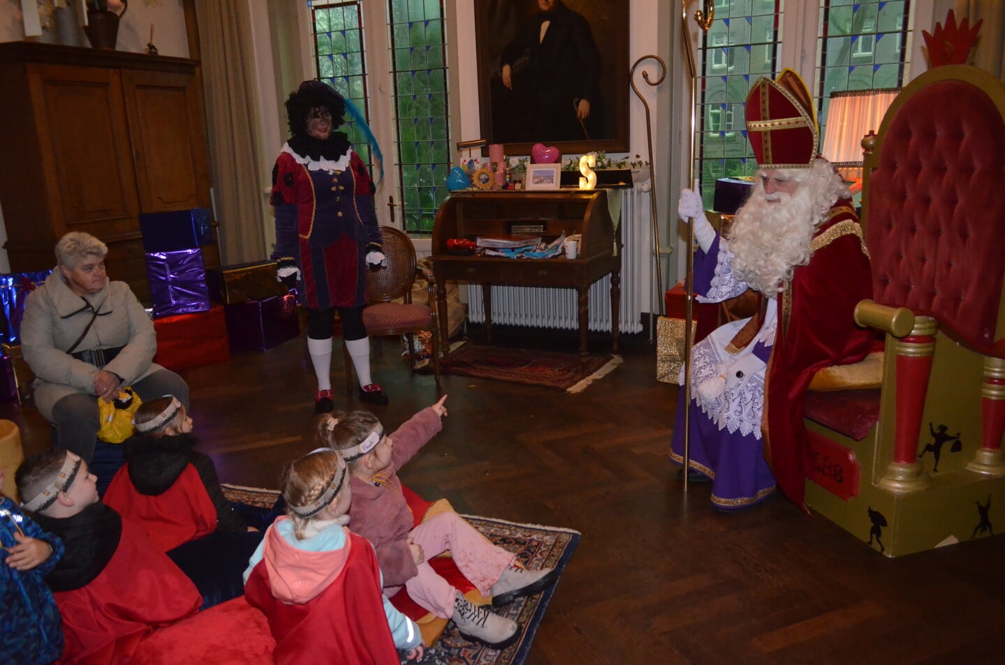 Leerlingen van de Sint-Petrusschool mochten vorige week op bezoek bij Sinterklaas in kasteel Stapelen. Daar kregen ze ook les in pepernoten bakken en cadeautjes in pakken. En natuurlijk een rondleiding door de vertrekken van de goedheiligman zelf.