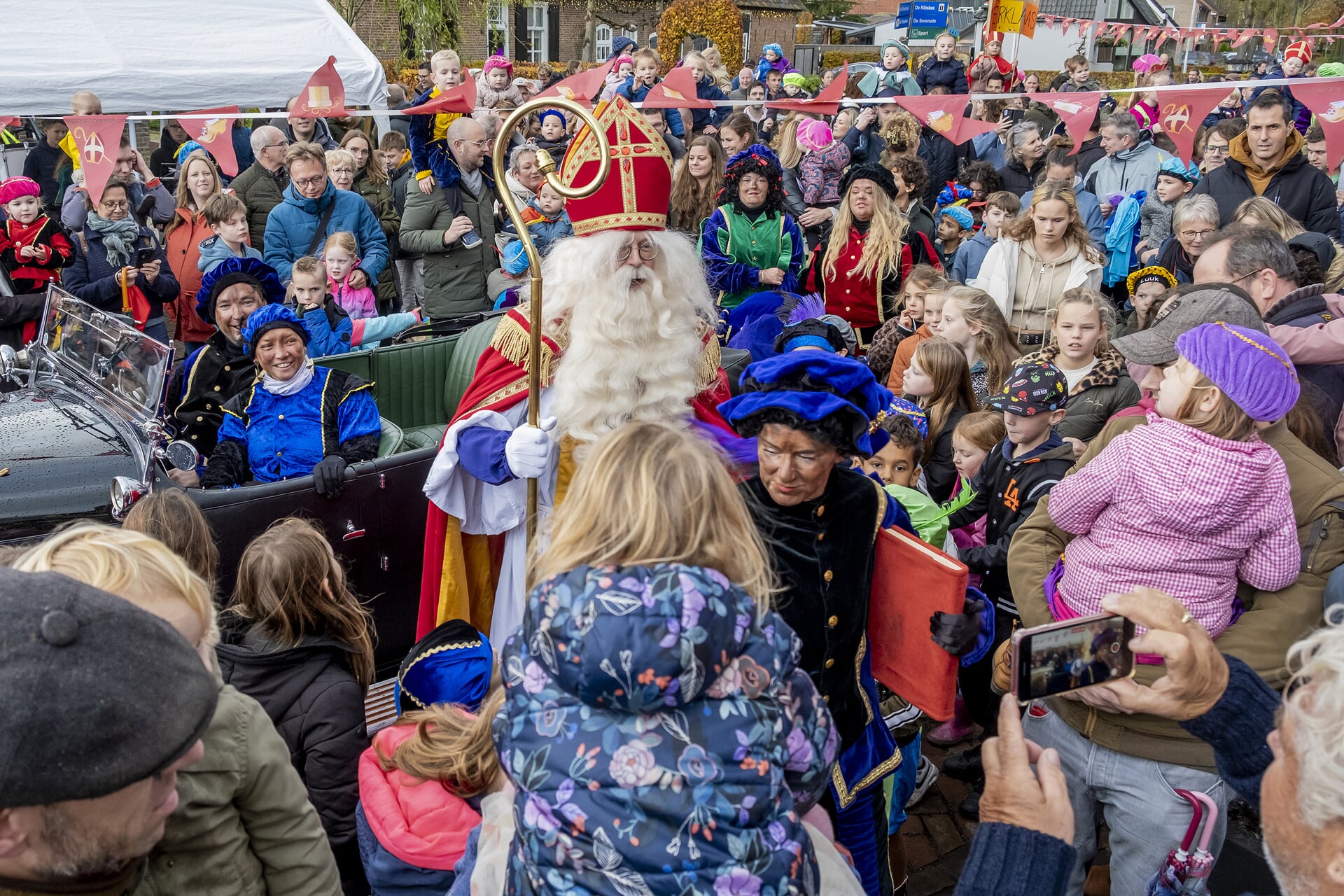 Sinterklaas arriveerde in Liempde onder grote belangstelling van tientallen kinderen en hun ouders.