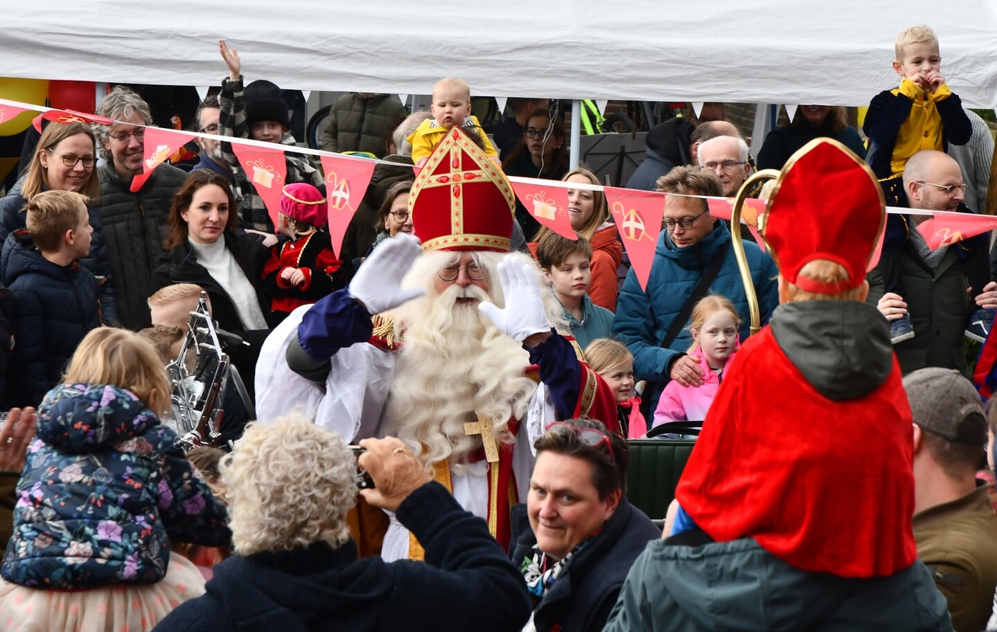 Onder grote belangstelling en onder begeleiding van fanfare Concordia kwam Sinterklaas zondagmiddag aan in Liempde.