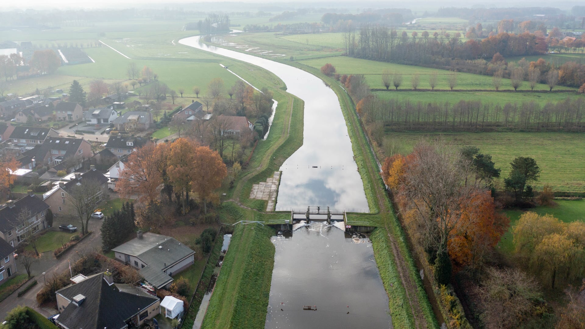 De Essche Stroom bij Esch. Het laatste deel van de rivier wordt aangepakt in fases. Zo wordt de stuw ter hoogte van de Kollenberg verplaatst naar een stuk stroomopwaarts.