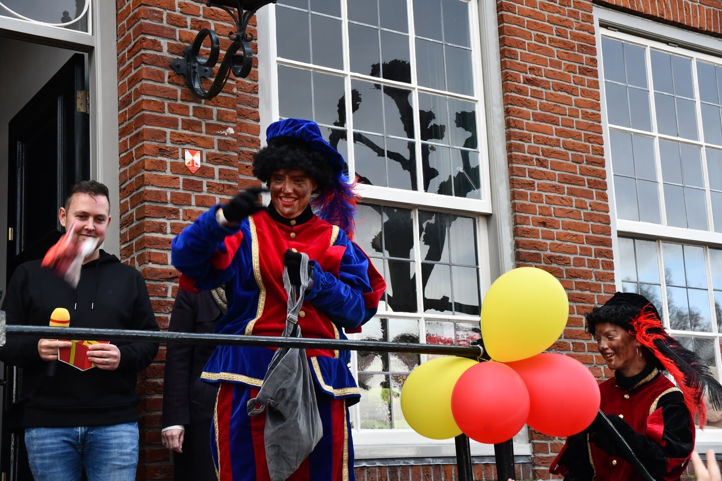 Onder grote belangstelling en onder begeleiding van fanfare Concordia kwam Sinterklaas zondagmiddag aan in Liempde.