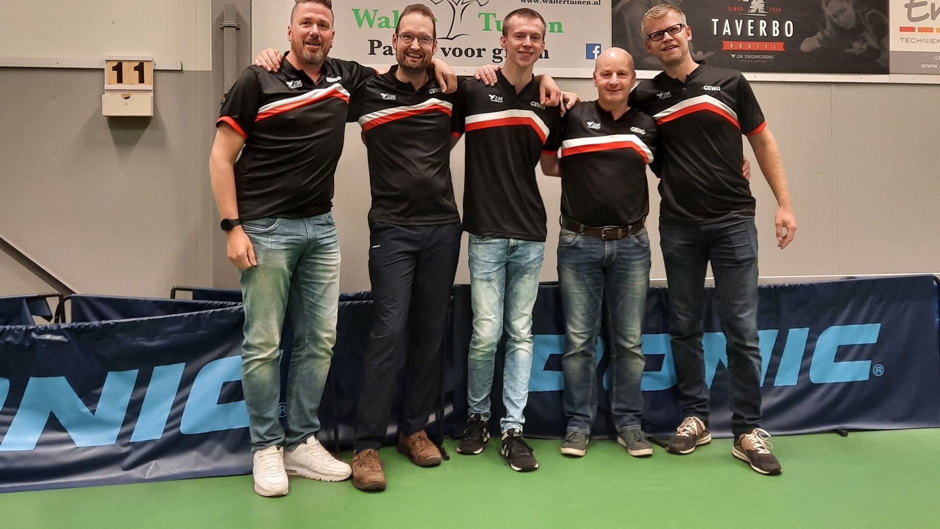 Het kampioensteam Taverbo 8 met van links naar rechts: Peter de Rooij, Wilbert van Ruremonde, Lars de Laat, Erik van der Schoot en Walter Peltenburg.