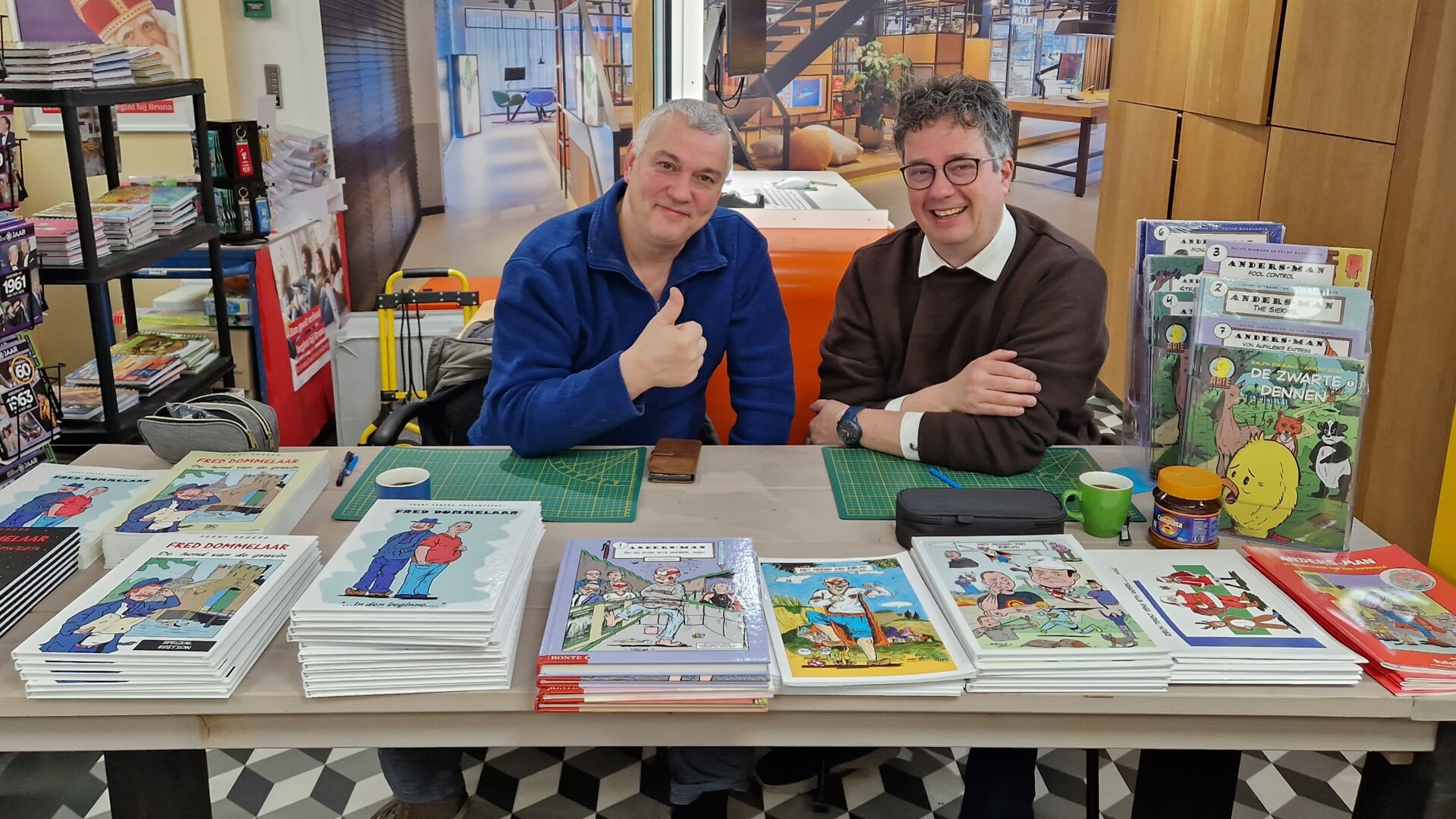 Ferry Segers en Ralph Dikmans signeerden zondagmiddag hun albums in boekhandel Bruna in Boxtel.