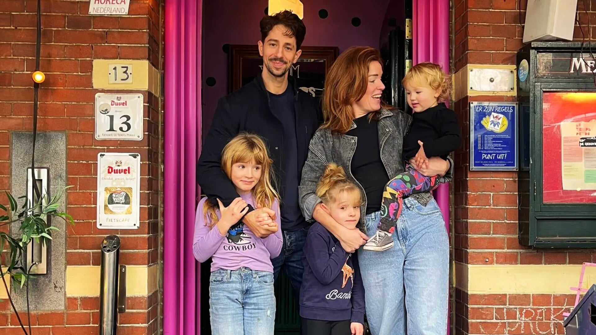 Dave van der Meijden en Claire Wijnstok met hun drie kinderen bij de ingang van Le Temps Perdu aan de Markt. Het uitbaterskoppel heeft het eetcafé te koop gezet.