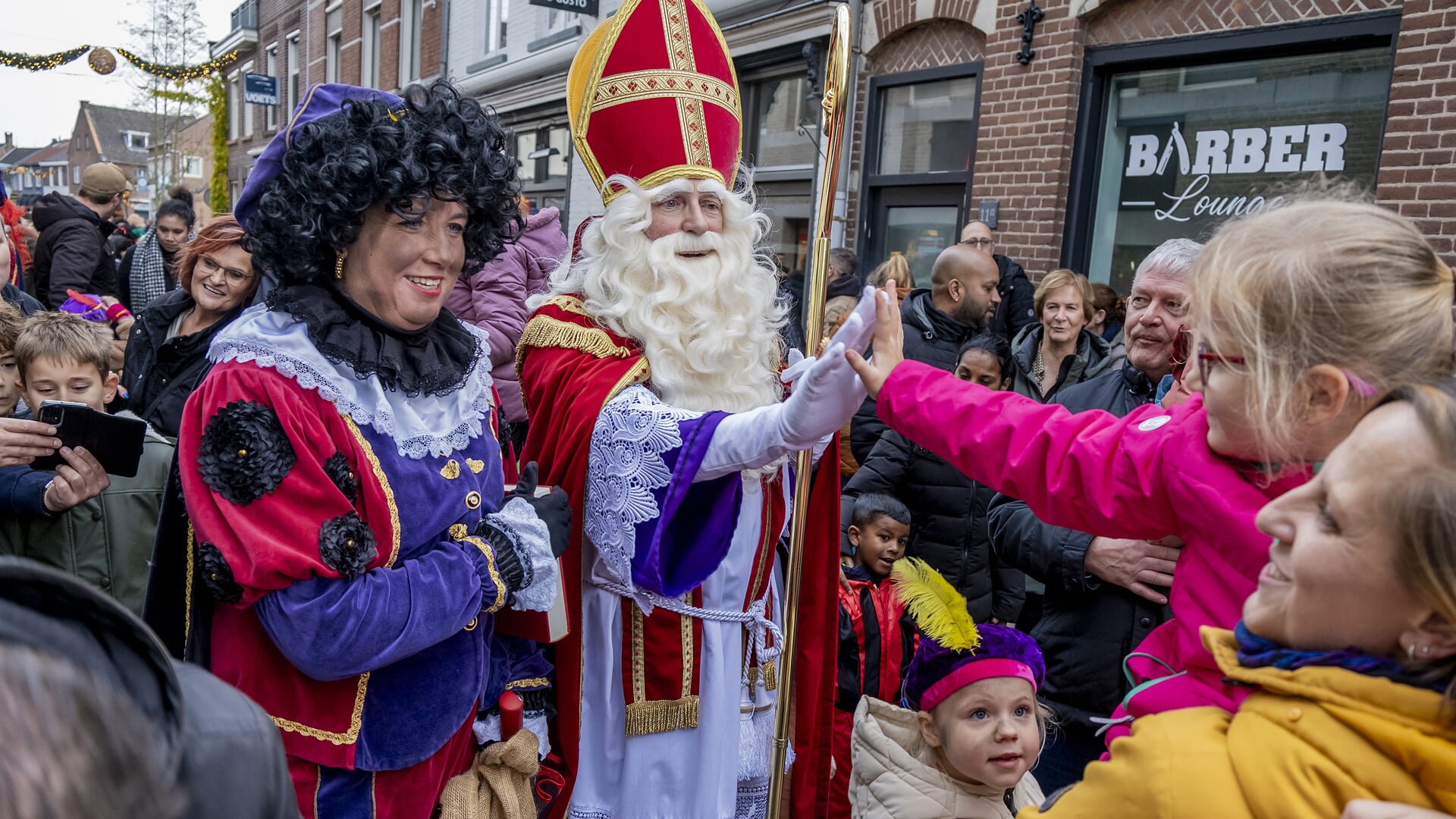 High five voor de sint (maar net zo vaak een boks)! Tientallen kinderen verwelkomden zondagmiddag Sinterklaas in Boxtel. Foto's intocht Boxtel en Liempde: Peter de Koning.