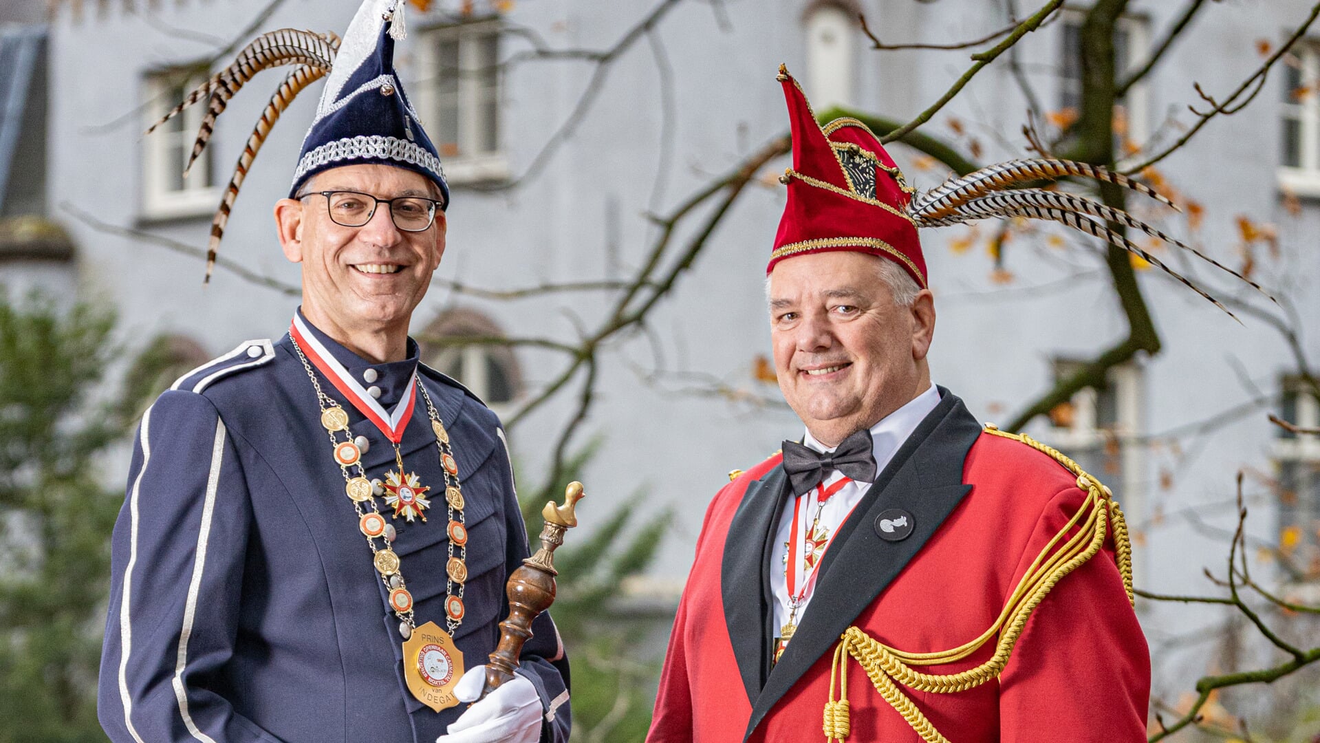 Prins Donald VII van Eendengat en adjudant Harrie van den Broek.