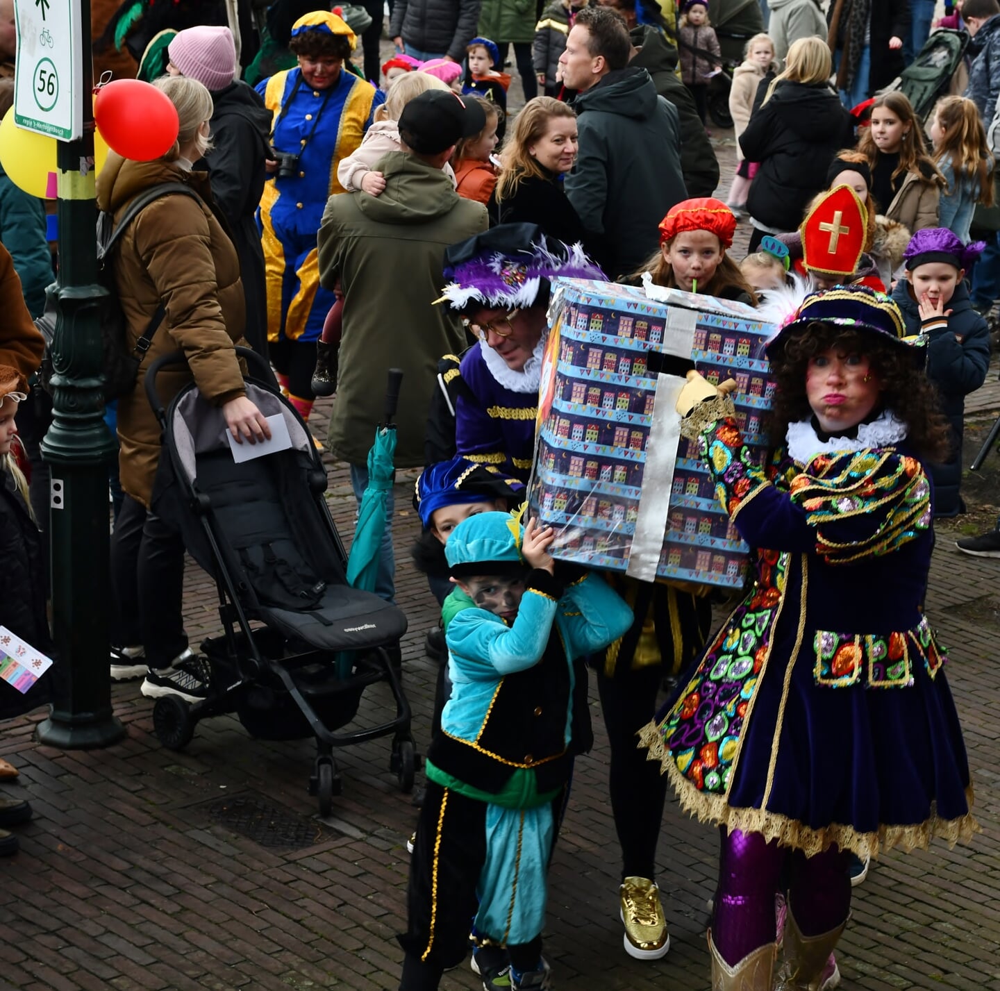 Onder grote belangstelling en onder begeleiding van fanfare Concordia kwam Sinterklaas zondagmiddag aan in Liempde.
