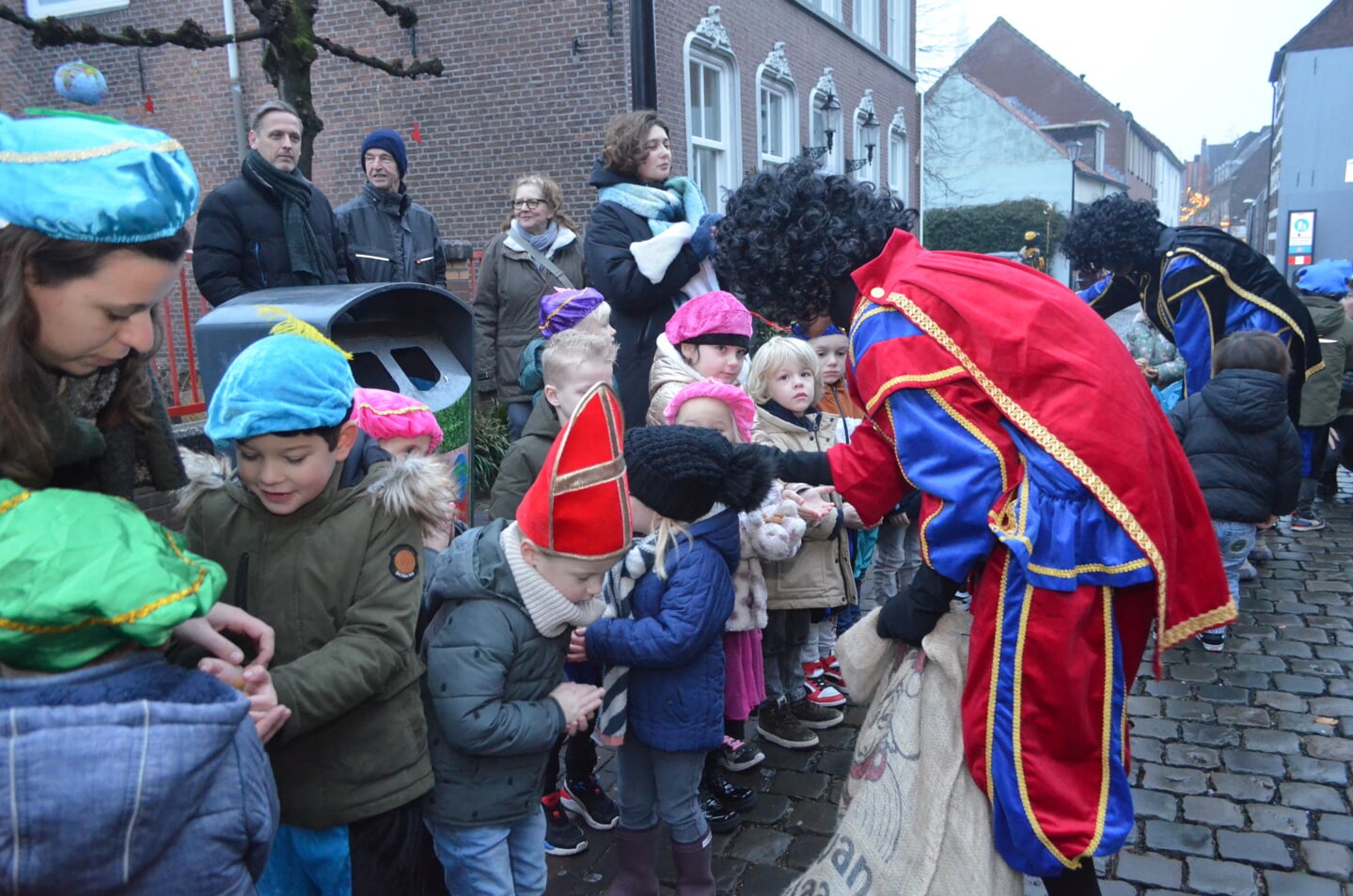 Sinterklaas bezocht dinsdag 5 december de kinderen van de Sint-Petrusschool aan de Burgakker. 