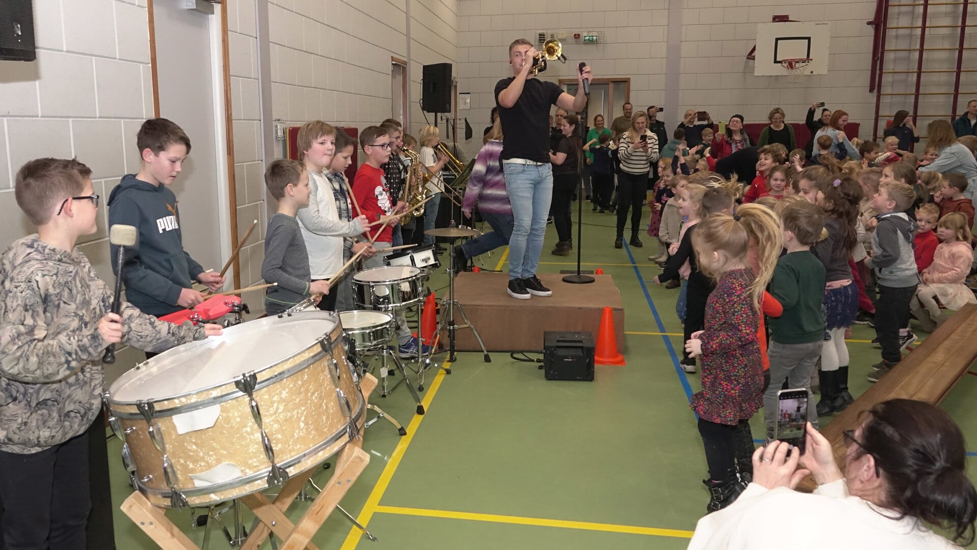 De leerlingen van basisschool De Oversteek in Liempde gingen in december uit hun dak bij het miniconcert van Jeffrey Parmentier en leerlingen van het jeugdorkest van Concordia.