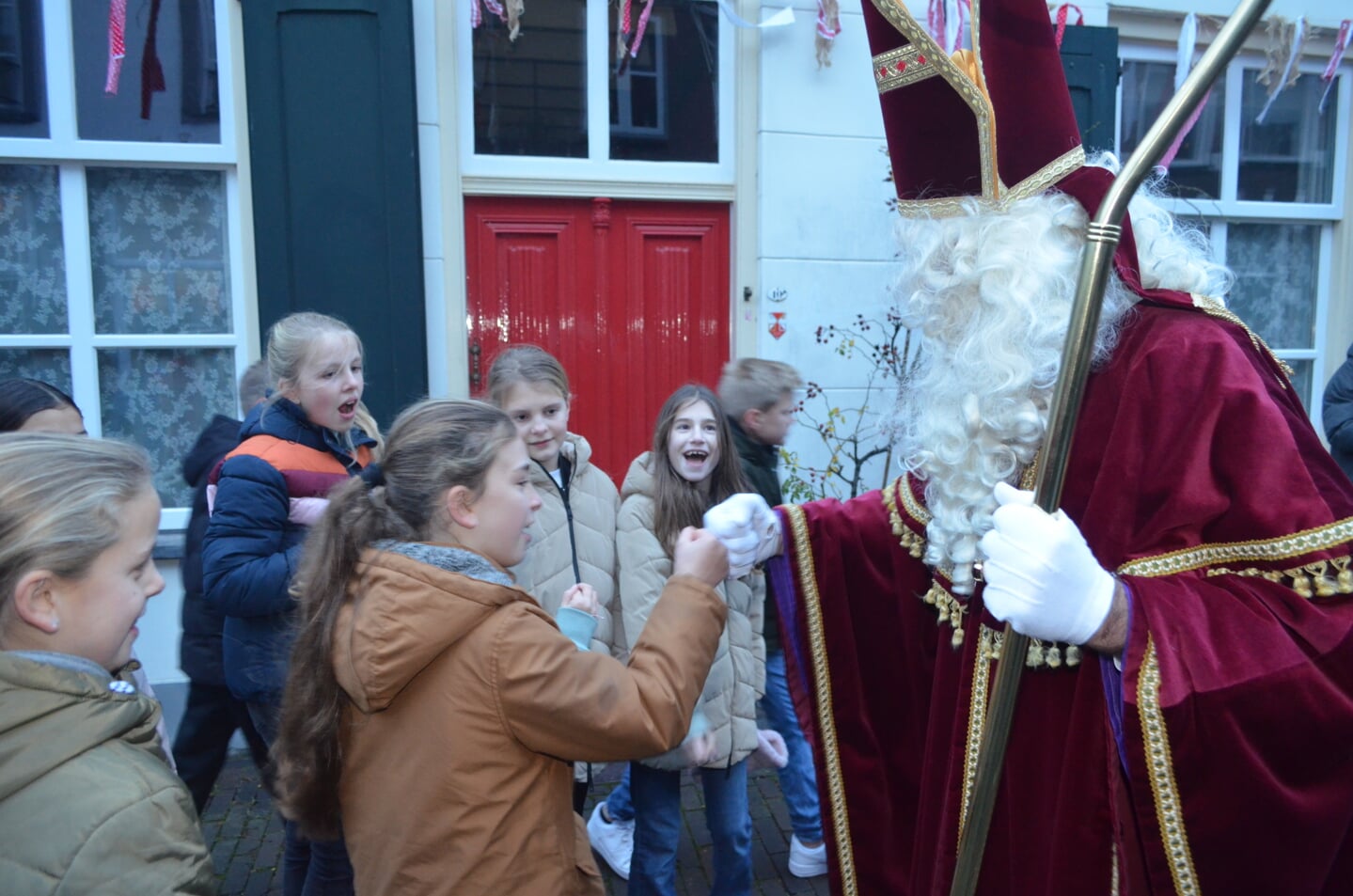 Sinterklaas bezocht dinsdag 5 december de kinderen van de Sint-Petrusschool aan de Burgakker. 