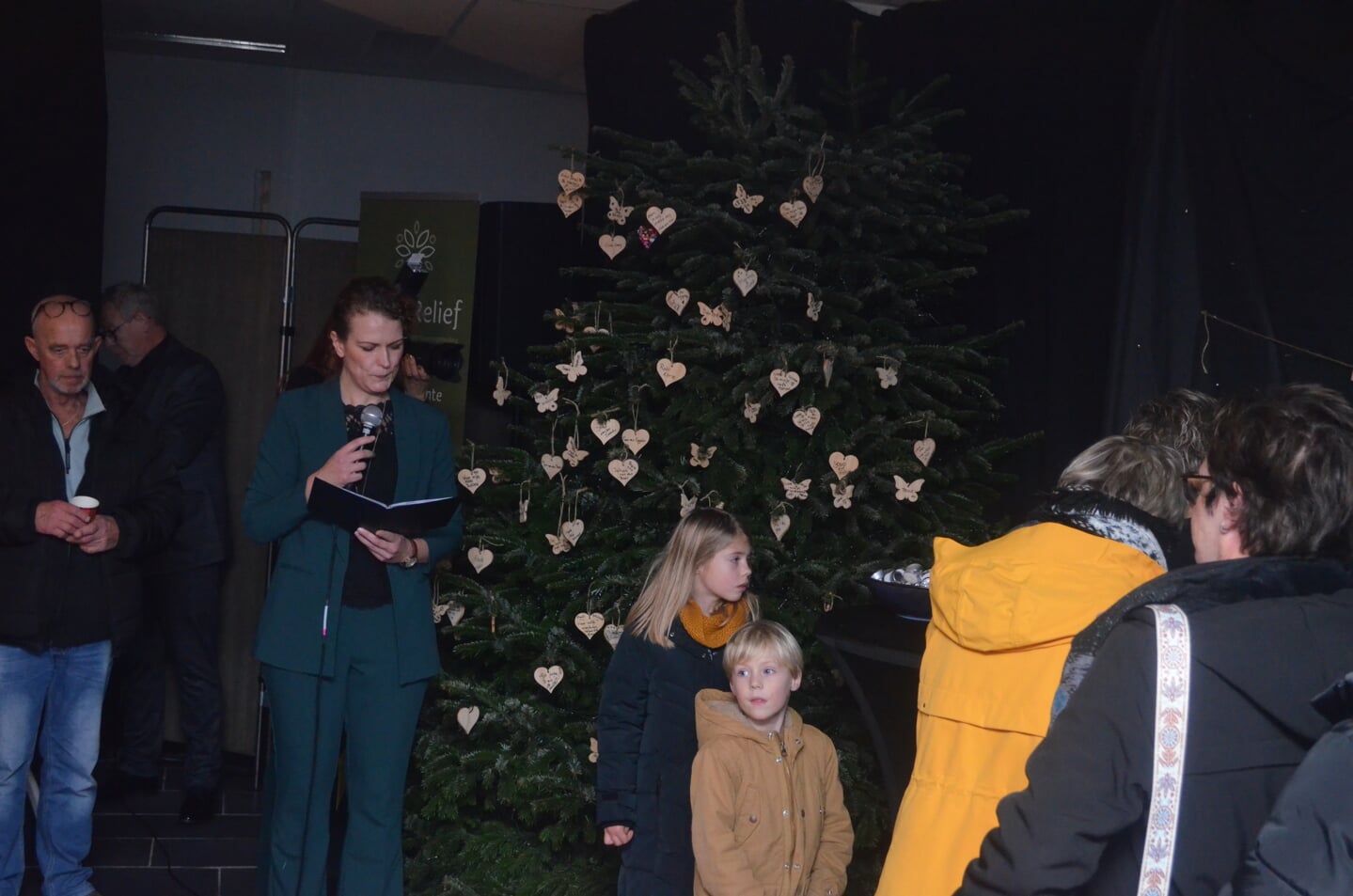 De namen van overleden dierbaren worden genoemd en de lichtjes in de kerstboom worden ontstoken.