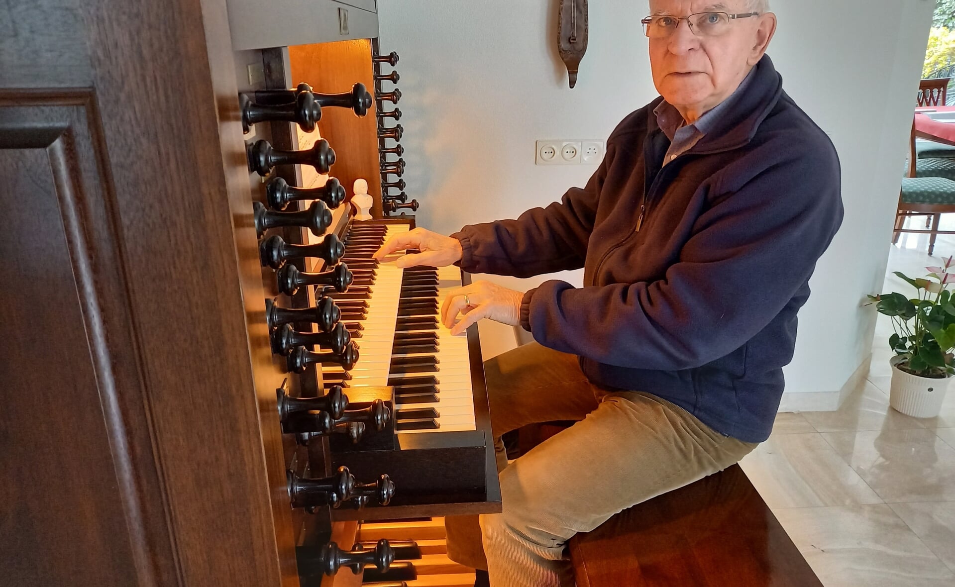 Hans van der Haagen, zelf ook organist, is voorzitter van stichting Kerkconcerten Boxtel. Die organisatie is op zoek naar extra donateurs.