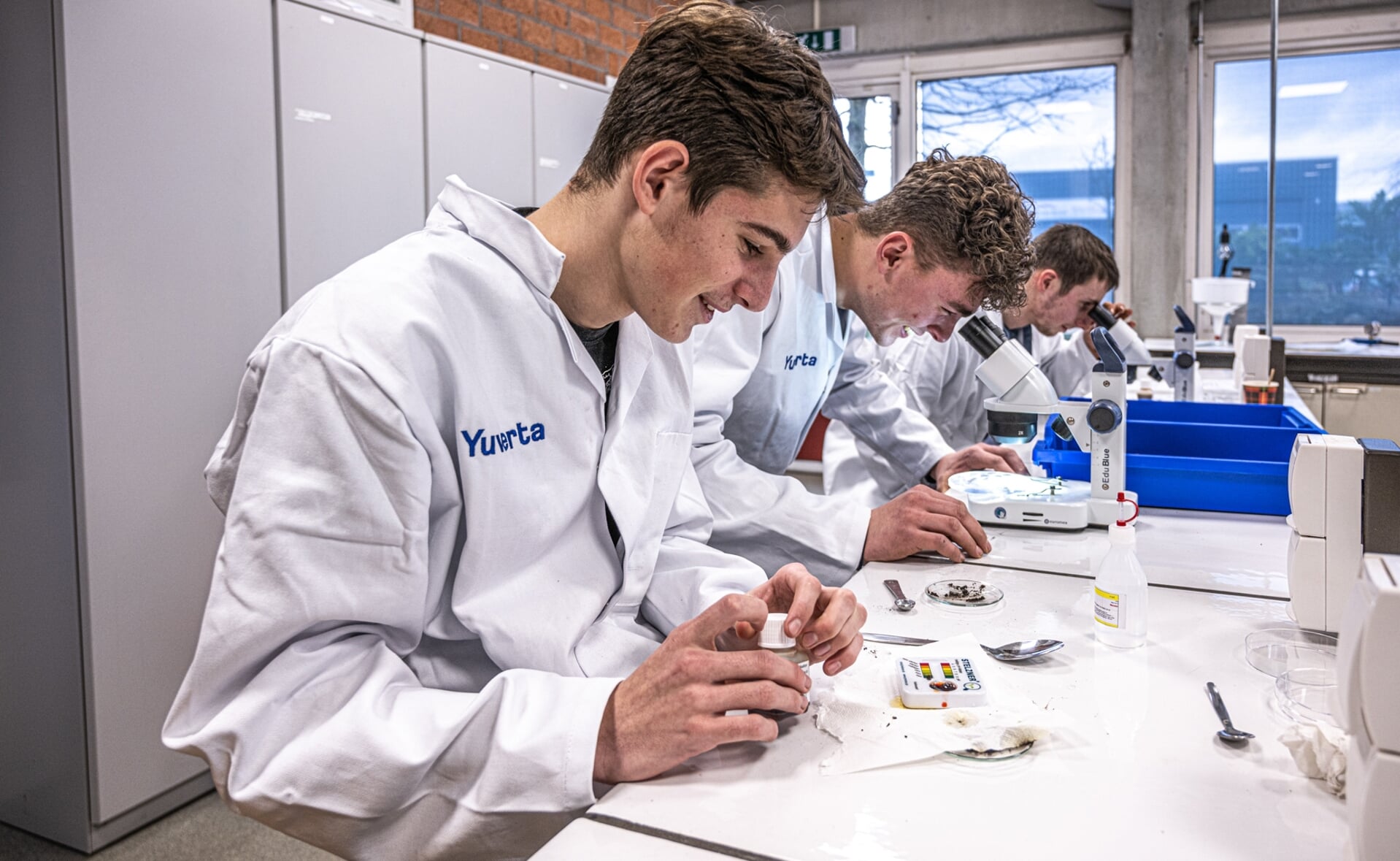 Bij onderzoek hoort ook een laboratorium. Studenten van Yuverta zijn hier dan ook aan de slag in het Bodemlab in Boxtel.