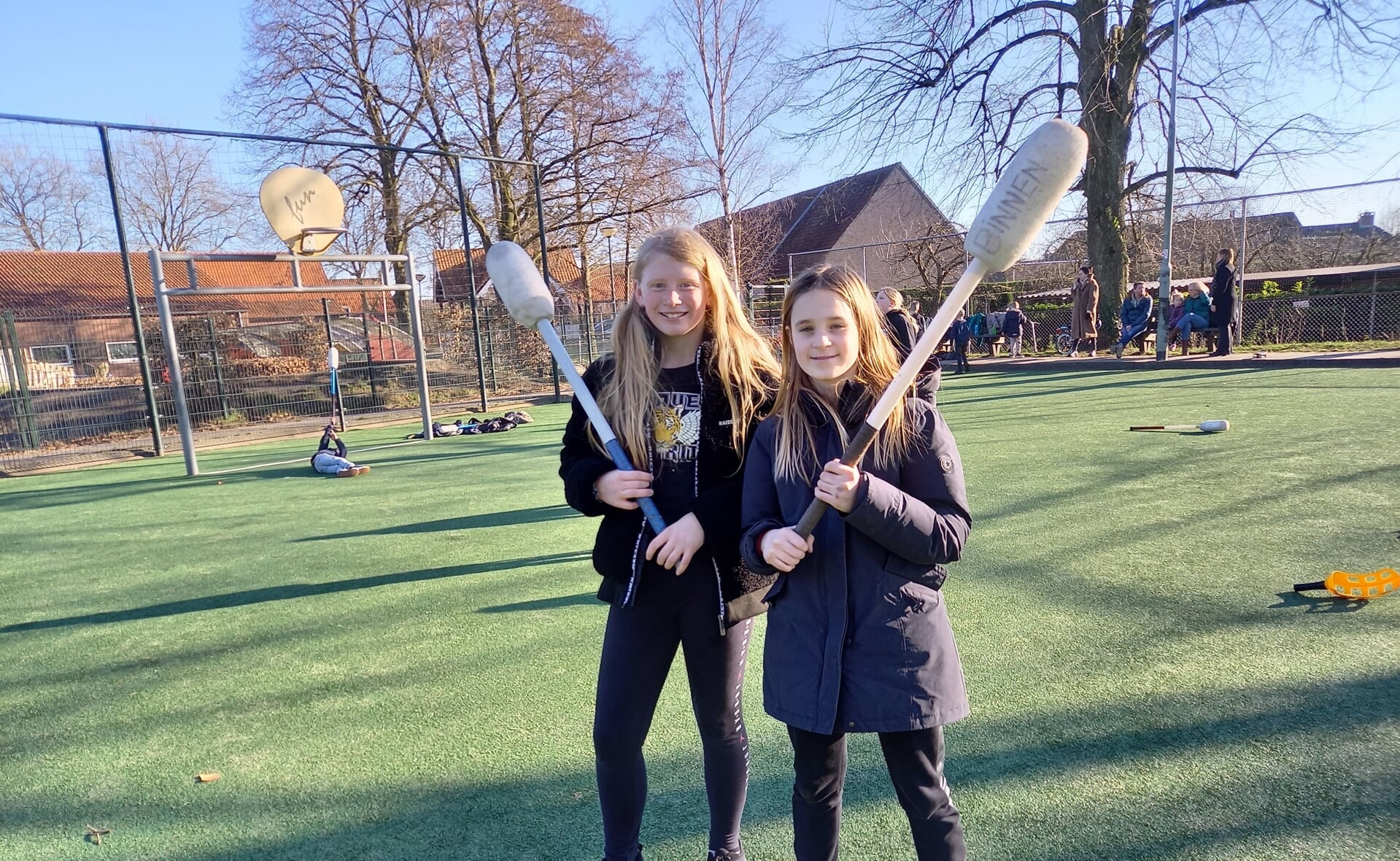 Femke Sanders (links) en Lotte Schellekens (rechts) zijn buiten aan het spelen achter de Sint-Theresiaschool.