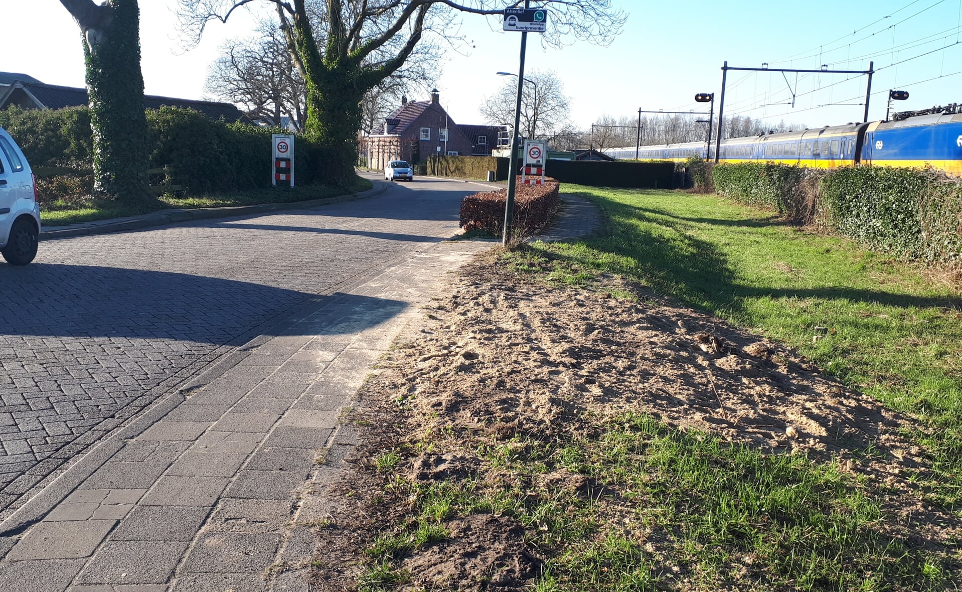 De Kapelweg moet door een defect in de riolering vlakbij de dubbele overweg voor twee weken worden afgesloten. Vanwege verzakkingsgevaar laat de gemeente Boxtel de klus met spoed uitvoeren, dinsdag start de klus.