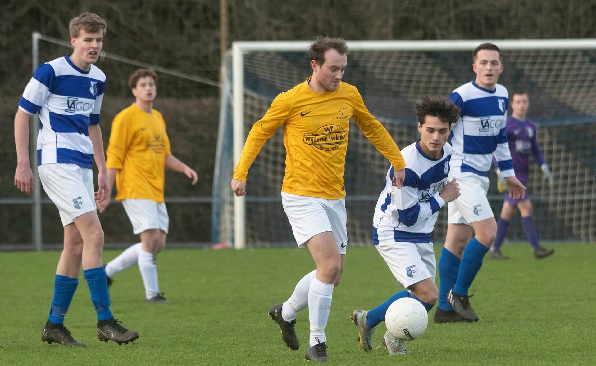 Julio van Ginkel van Essche Boys is in het sportpark aan de Witvensedijk in strijd verwikkeld met een speler van Boskant.
