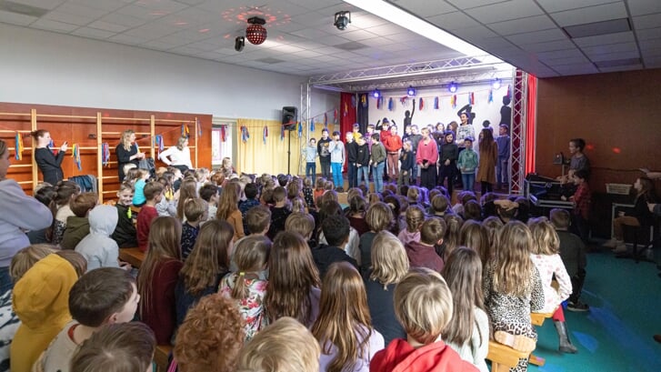 Literatuur en dans in de aula van jenaplanschool Molenwijk. De leerlingen presenteerden er vrijdag hun dichtbundel.