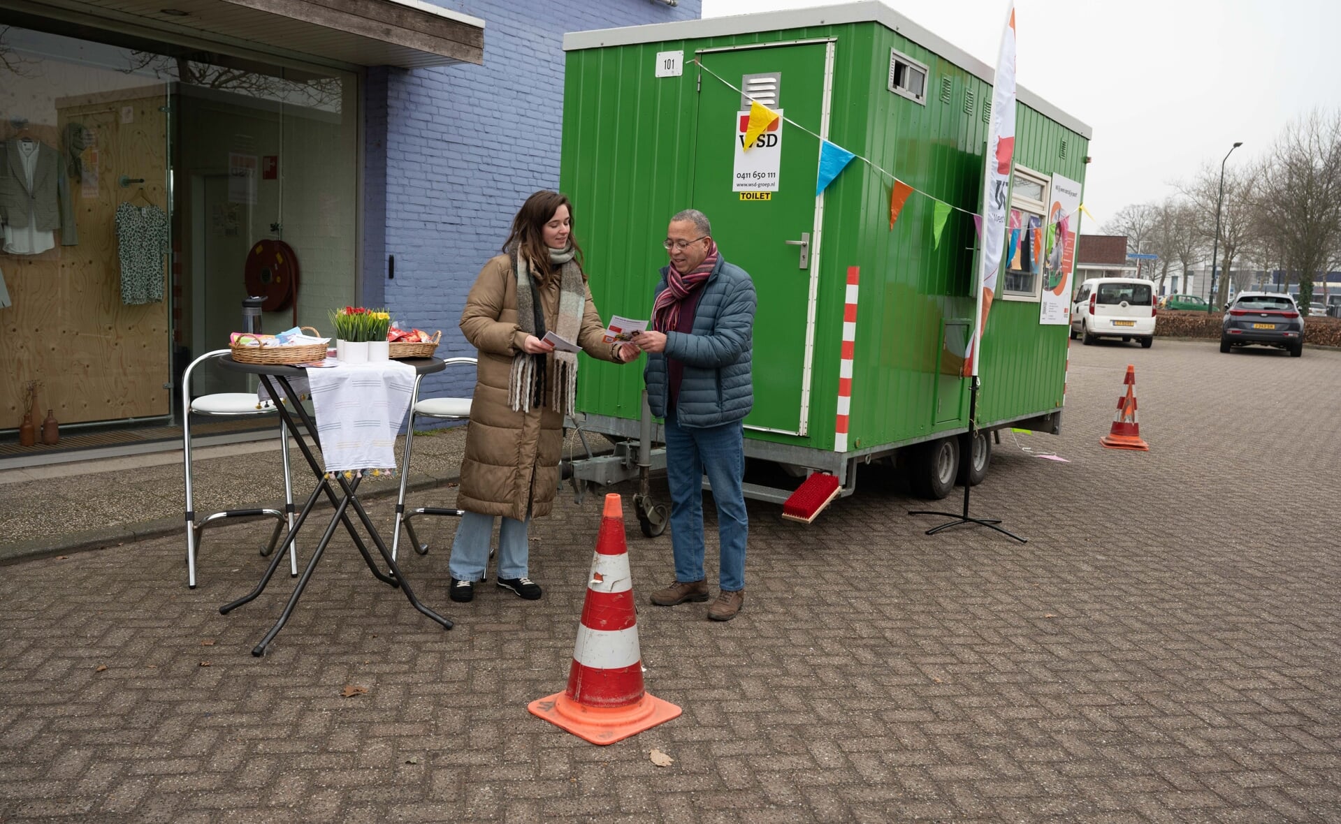 De wervingsactie ‘Kom Keeten met WSD!’ streek zaterdag neer bij kringloopwarenhuis Het Goed in Boxtel. Op de foto geeft trajectconsulent Aniek Trommelen uitleg aan een bezoeker. 