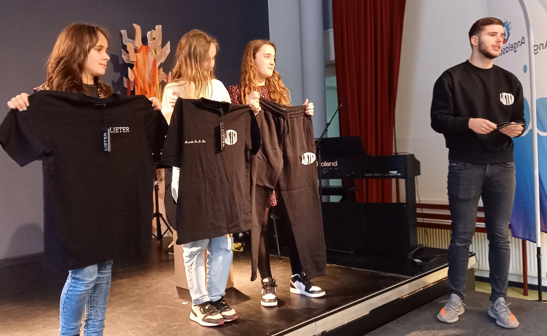 Oud-leerling Pieter van de Laar vertelde dinsdag op de Angelaschool aan groep acht over zijn kledingbedrijf in het kader van het project Bizworld.