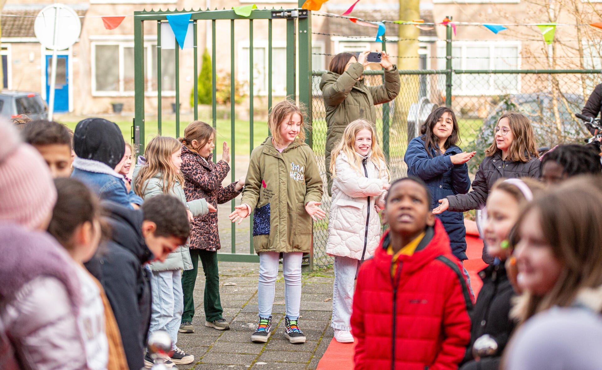 Leerlingen van basisschool De Beemden beleefden gisteren een feestelijke ochtend. Wereldschool Taalrijk werd met veel enthousiasme geopend door de kinderen, maar ook ouders en leerkrachten. 