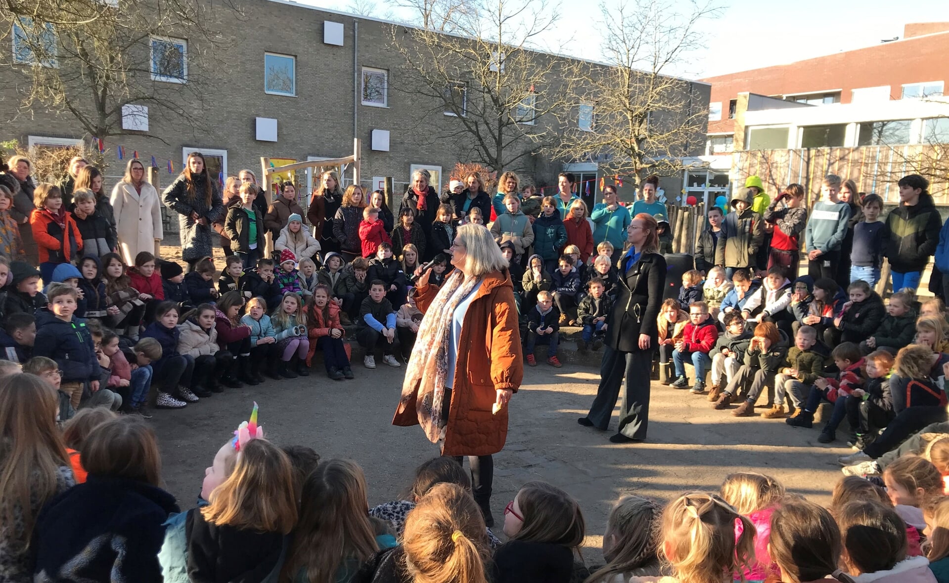 De leerlingen kwamen bijeen op het plein van de Molenwijkschool voor de feestelijke opening van het kinderdagverblijf.