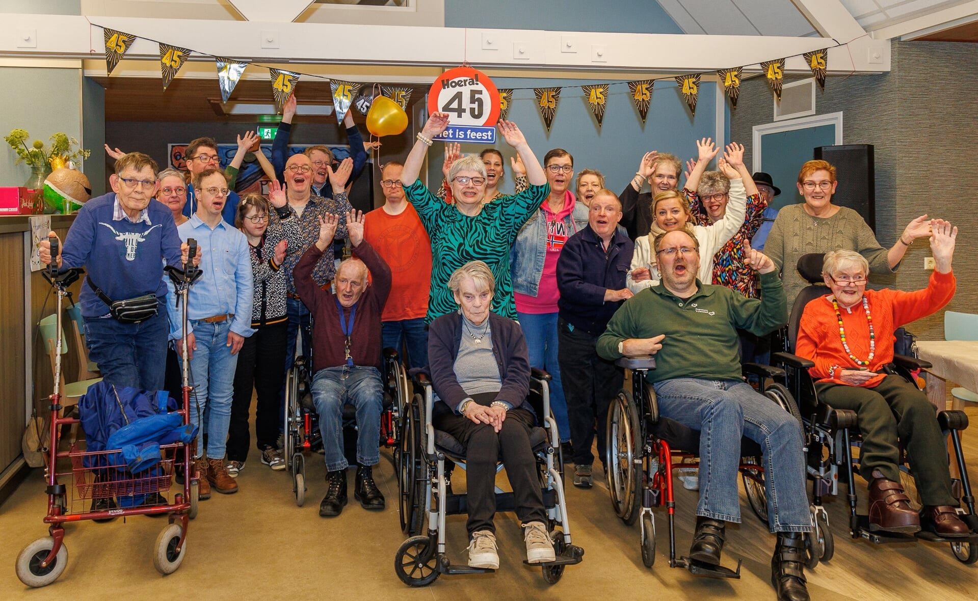 Vrijetijdsclub De Vrijbuiters, voor mensen met een beperking, vierde onlangs haar 45-jarig bestaan met alle deelnemers en vrijwilligers in thuishonk De Werf aan de Nieuwe Nieuwstraat.