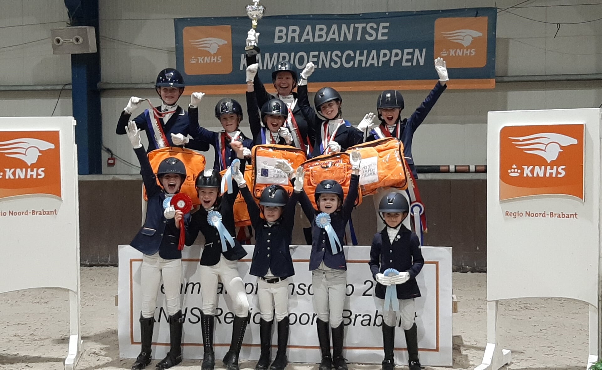 Deze twee teams van de Gemondse ponyclub De Pikeurtjes vielen zondag onder leiding van Ingrid Gaakeer in de prijzen in Schijndel.