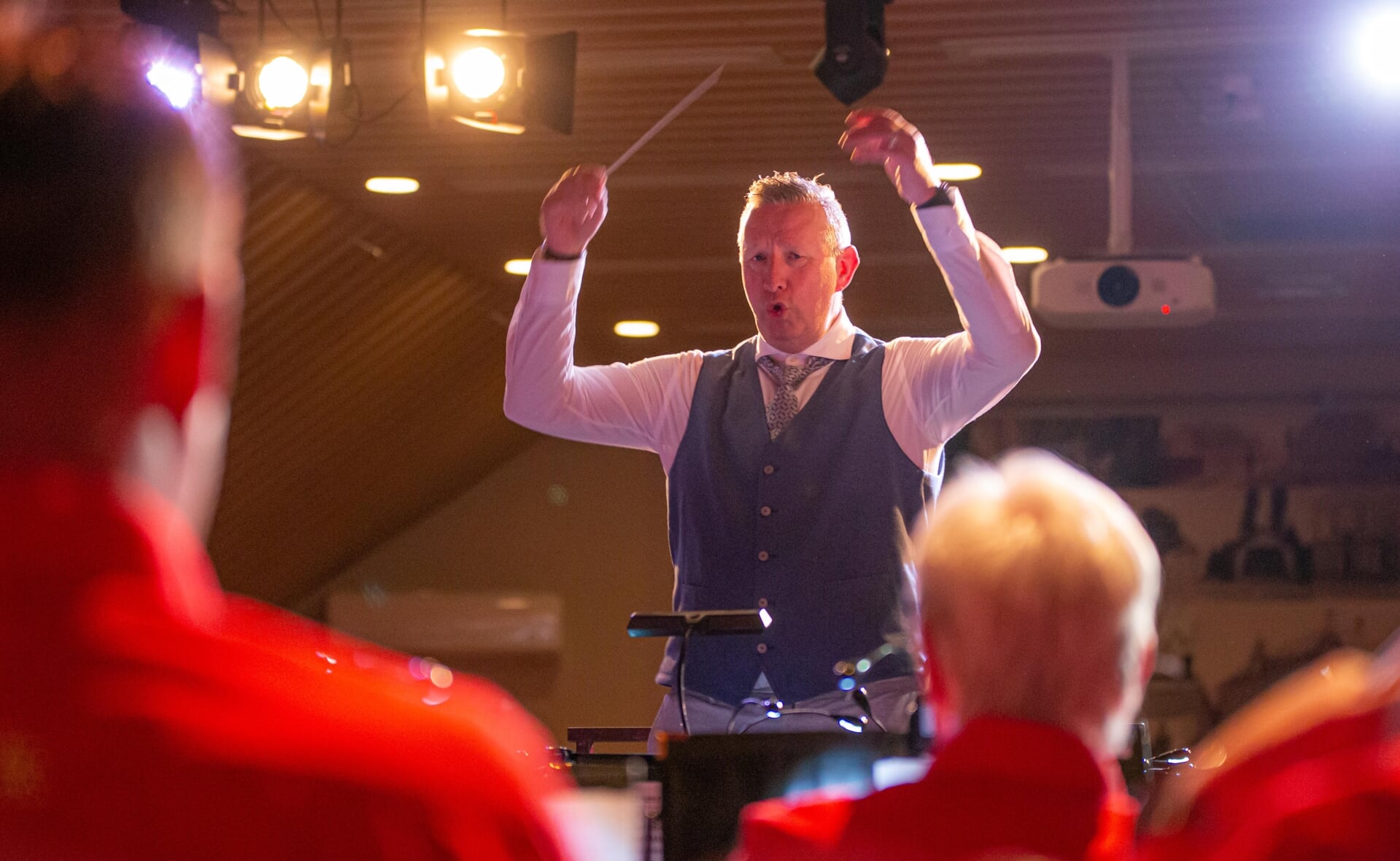 Arie van der Weide is de nieuwe maestro van Esch. Hij won zaterdagavond de dirigeerwedstrijd die muziekvereniging Sint-Willibrordus organiseerde in dorpshuis De Es. Naast de gouden baton, mocht hij zijn nummer Thank you for the Music van Abba nog een keer opvoeren met het orkest.