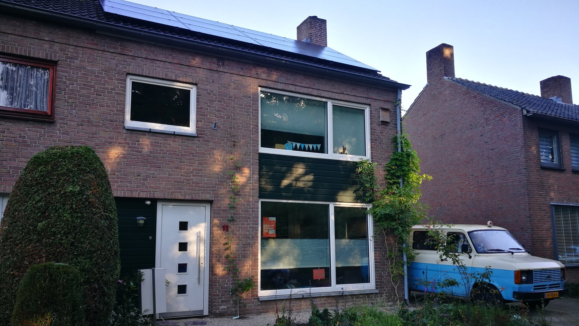 Tijdens de thematours geven bewoners van duurzame huizen uitleg over hoe zij hun woning energiezuiniger hebben gekregen. In Boxtel doet Karla Niggebrugge mee.