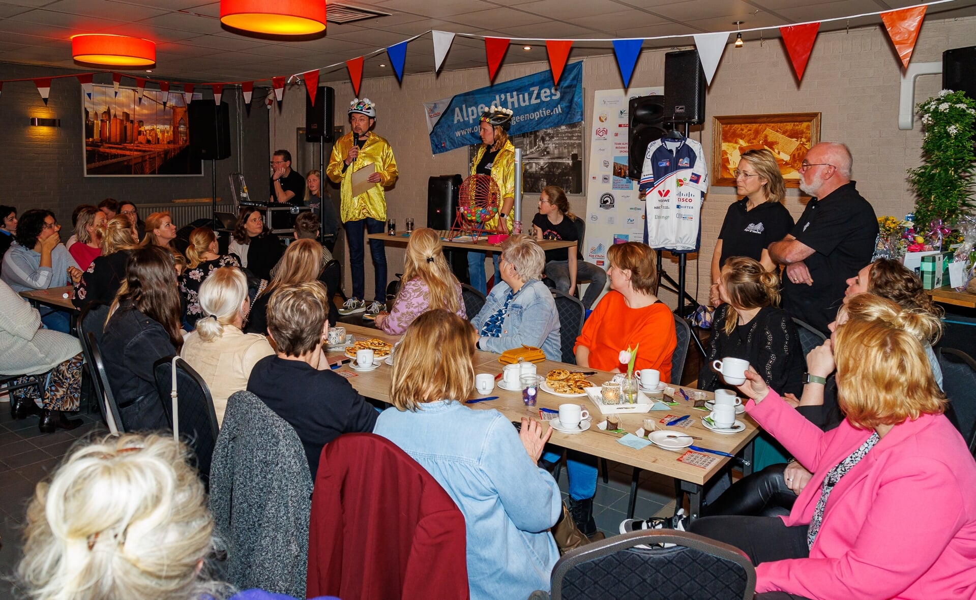 Tijdens de onlangs gehouden Ladies Bingo in Ons Café werd 3.000 euro opgehaald voor Alpe d'Huzes (hier omgedoopt tot Alpe du Esch).