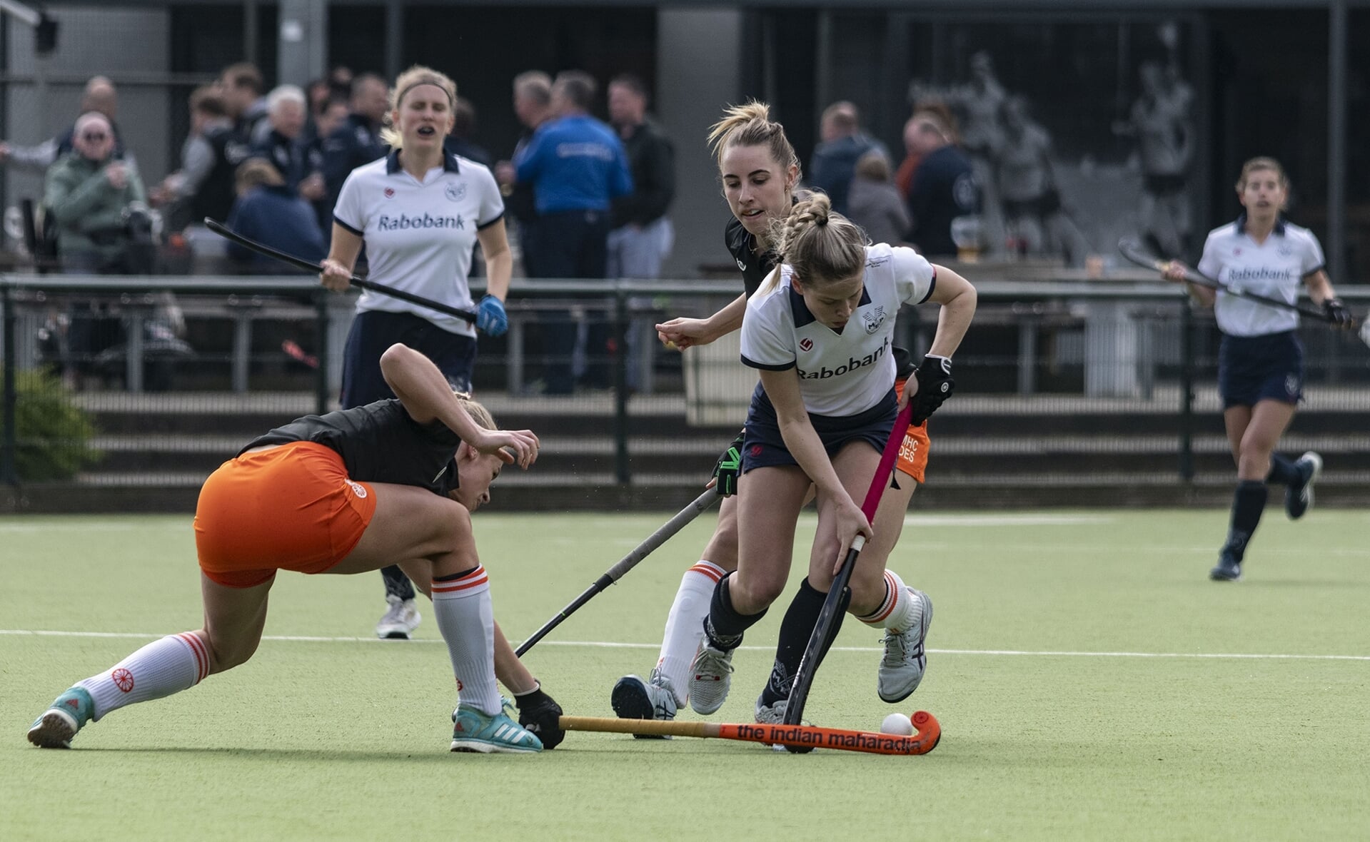 MEP-speelster Tessa van der Vleuten slalomt voorbij haar directe tegenstander. In eigen huis kwamen de Boxtelse hockeyvrouwen niet verder dan een gelijkspel.