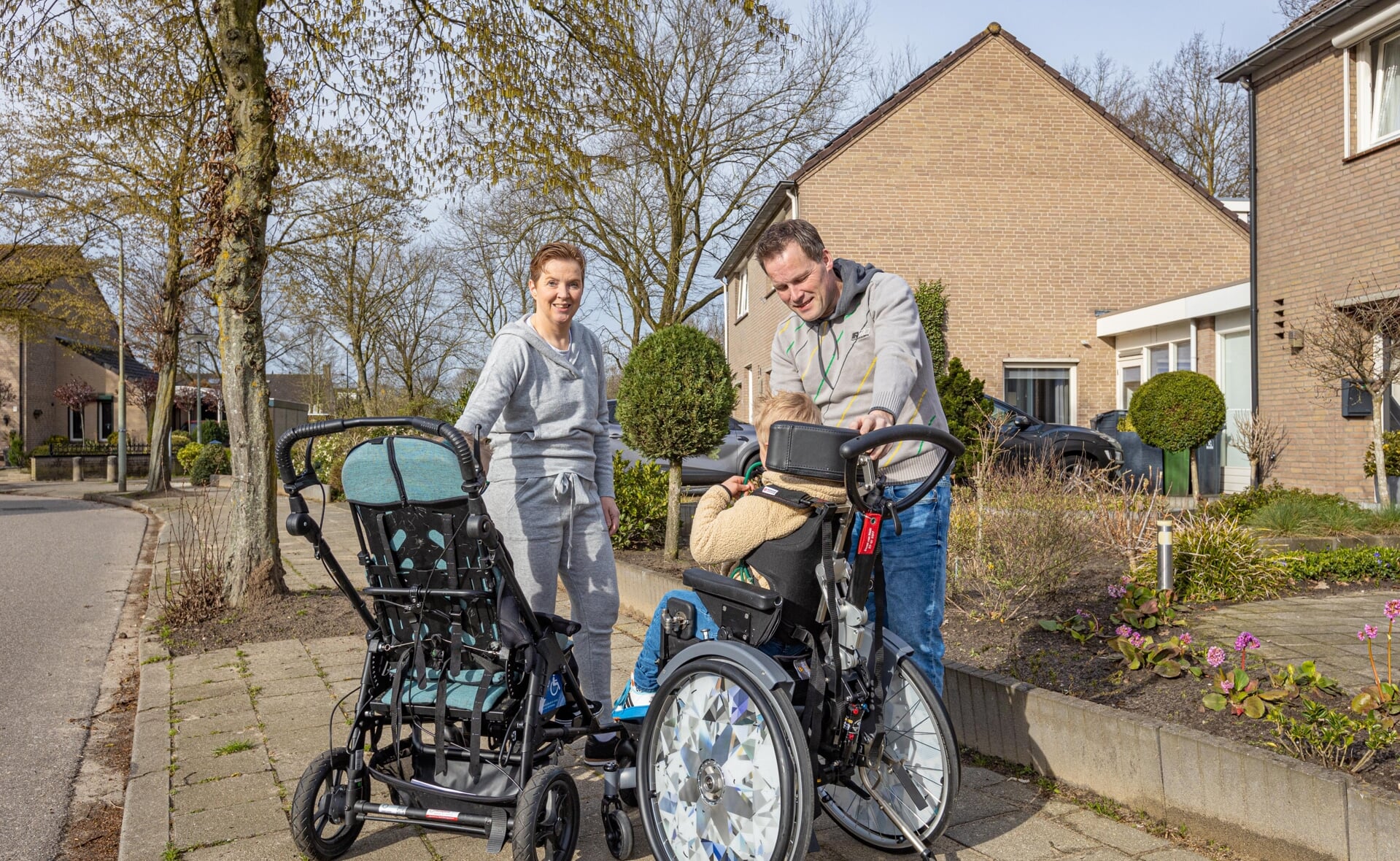 Voor de zorg van de tweeling Devon en Elijah werken pleegouders Janine (links) en Nils van Lierop aan het realiseren van een rolstoelbus.