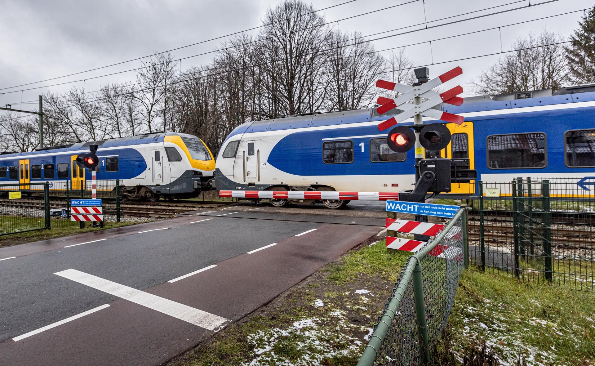 De overweg Runsdijk in Esch. Ook hier neemt het treinverkeer naar verwachting toe.